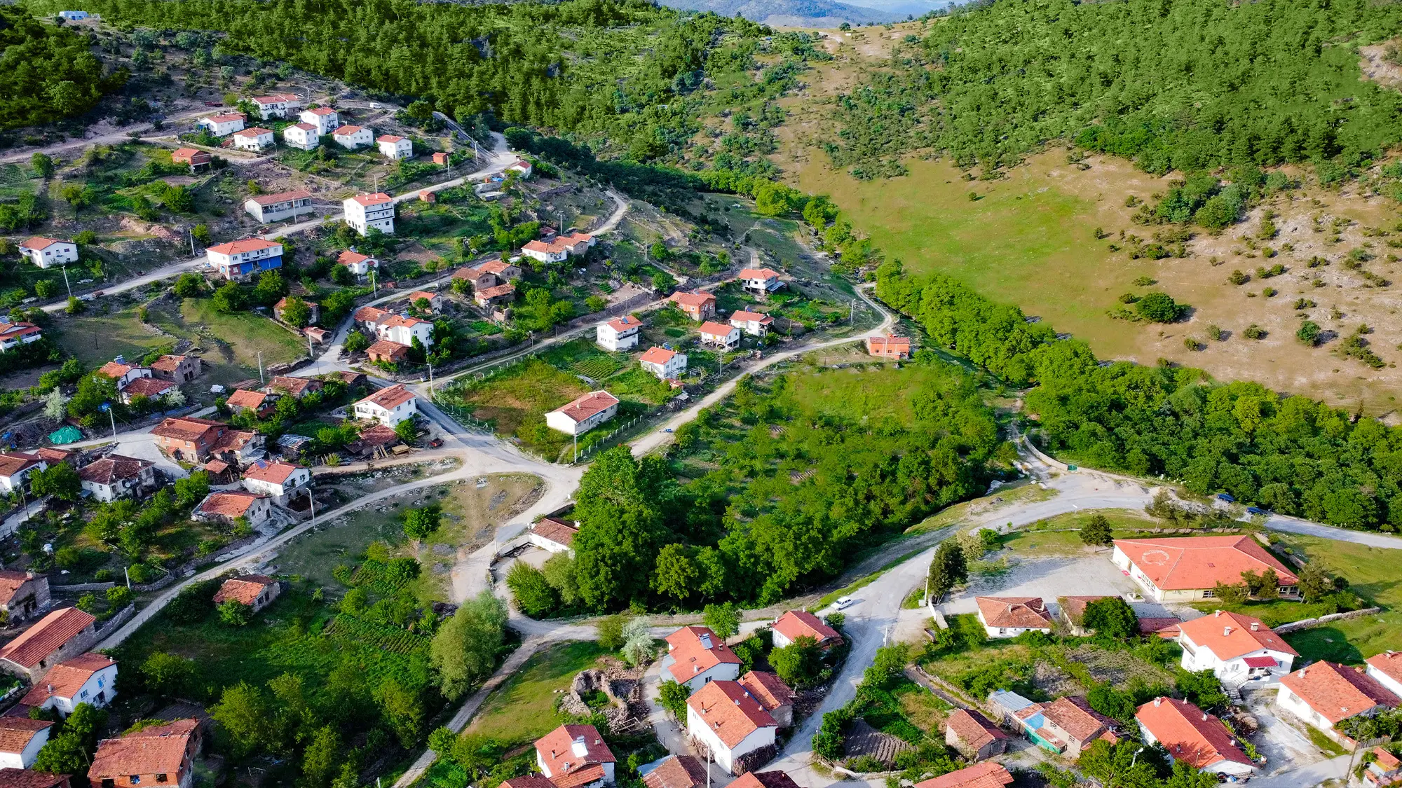 Delice Zirve'de, müstakil tapulu ve ev yapımına hazır, altyapısı tamamlanmış bir arsanın drone ile çekilmiş net detayı.