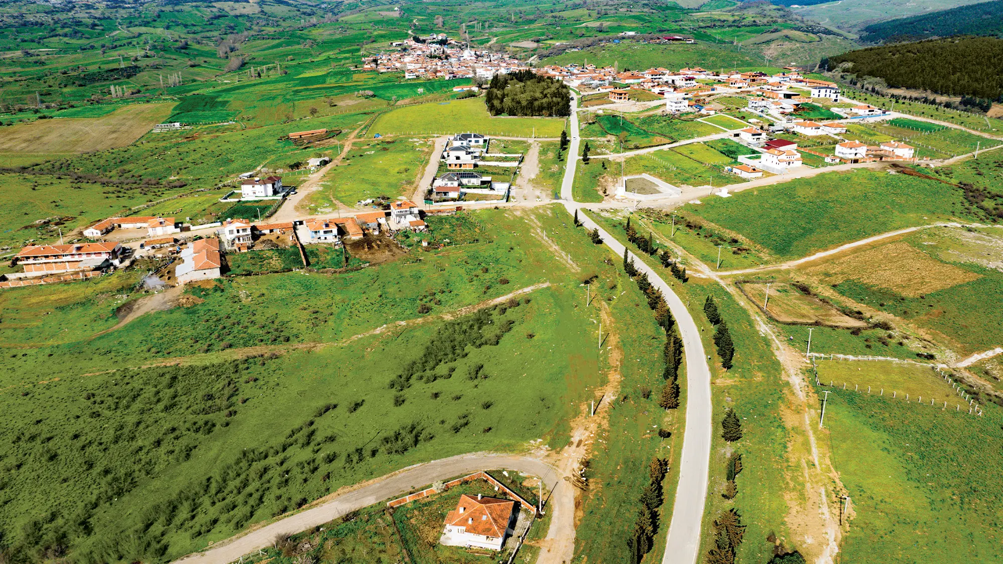 Prestijli bir villa inşa etmek için ideal, düz bir zemine sahip Prestij Kalaycılar arsa parselinin drone detayı.