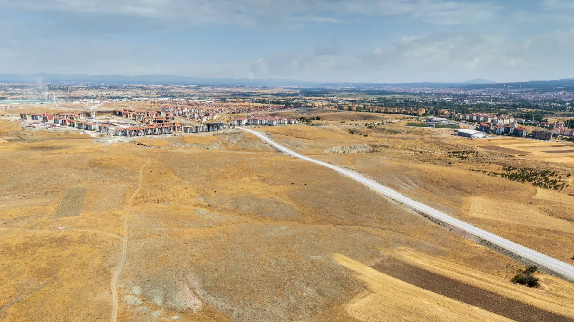 Kütahya'nın gelişim aksı üzerinde BT Çinikent projesinin konumunu ve gelecekteki değerini simgeleyen vizyoner bir drone çekimi.