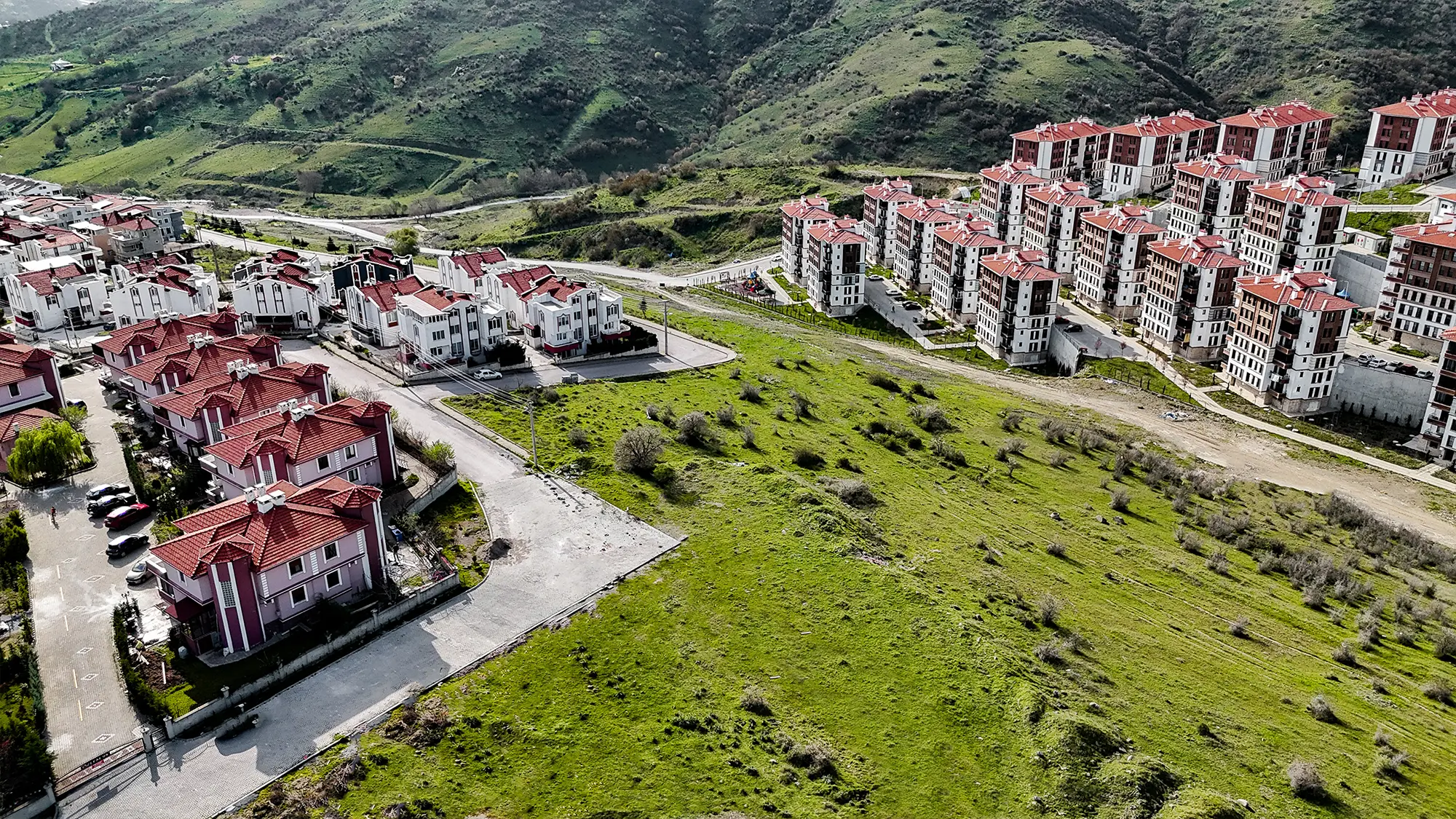 Çevresinde modern villa inşaatlarının başladığı Park Kuva-i Milliye proje alanının geniş açılı drone manzarası.
