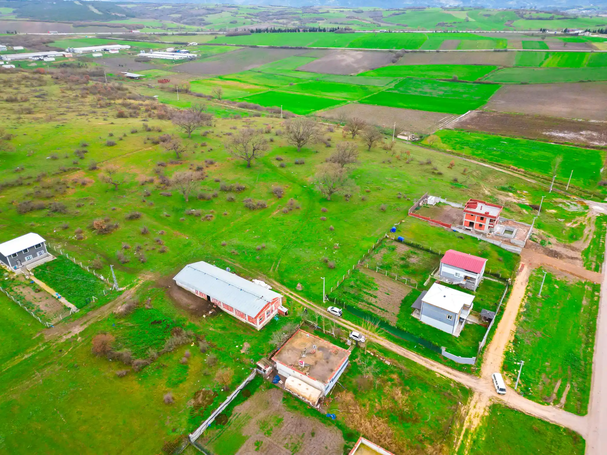 Mustafakemalpaşa ilçe merkezine ve sosyal olanaklara yakın konumda bulunan arsa.