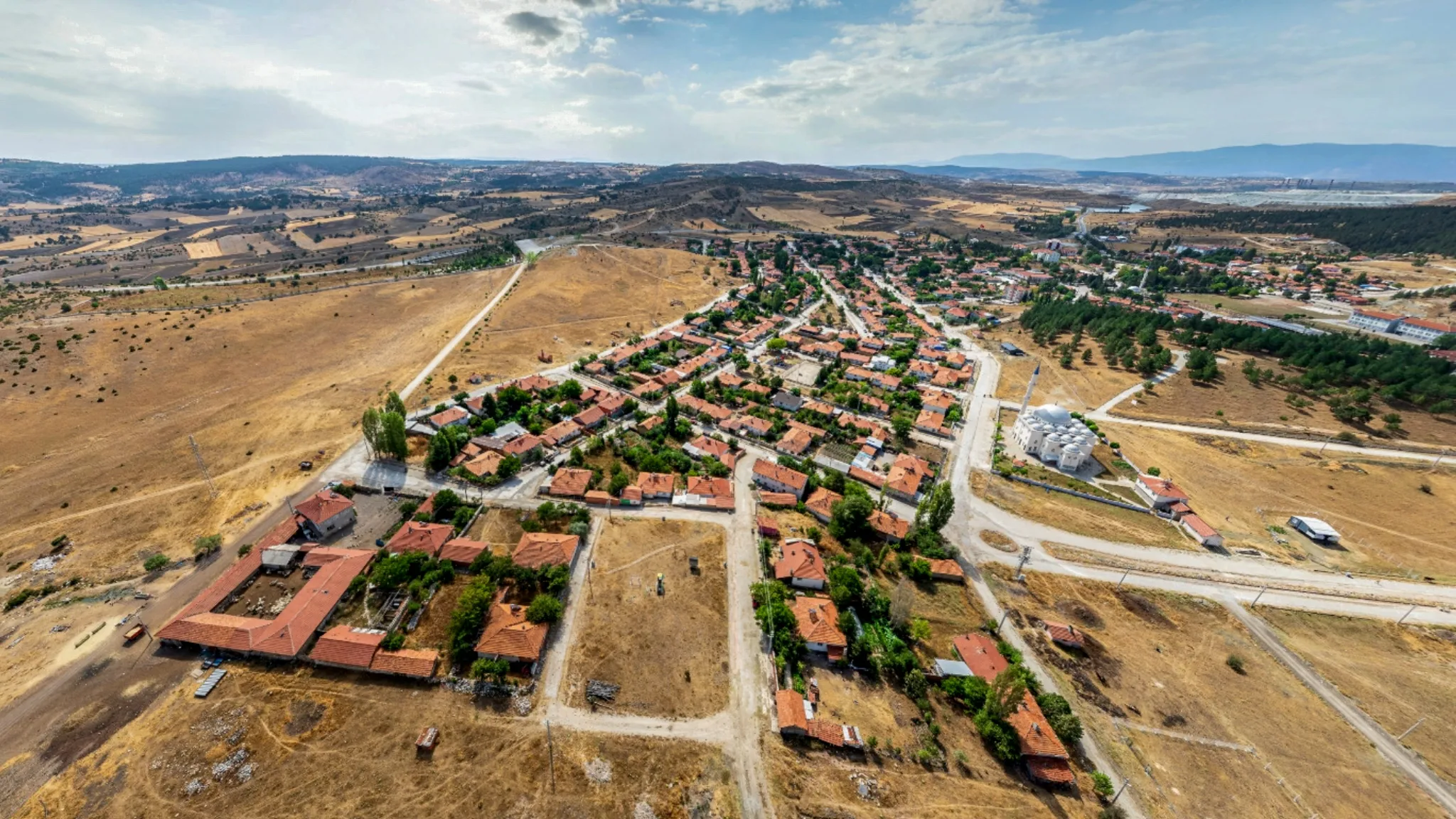 İnsanların çalışmak için geldiği, yaşamak için de konut aradığı Seyitömer'de, geleceğin yaşam alanlarını gösteren drone çekimi.