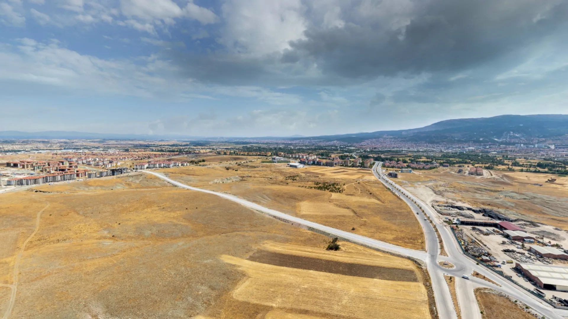 BT Çinikent arazisinin kuzey cephesinden çekilmiş drone görüntüsü, komşu parseller ve Hilalkent 1453 Konutları ile olan yakınlığı.