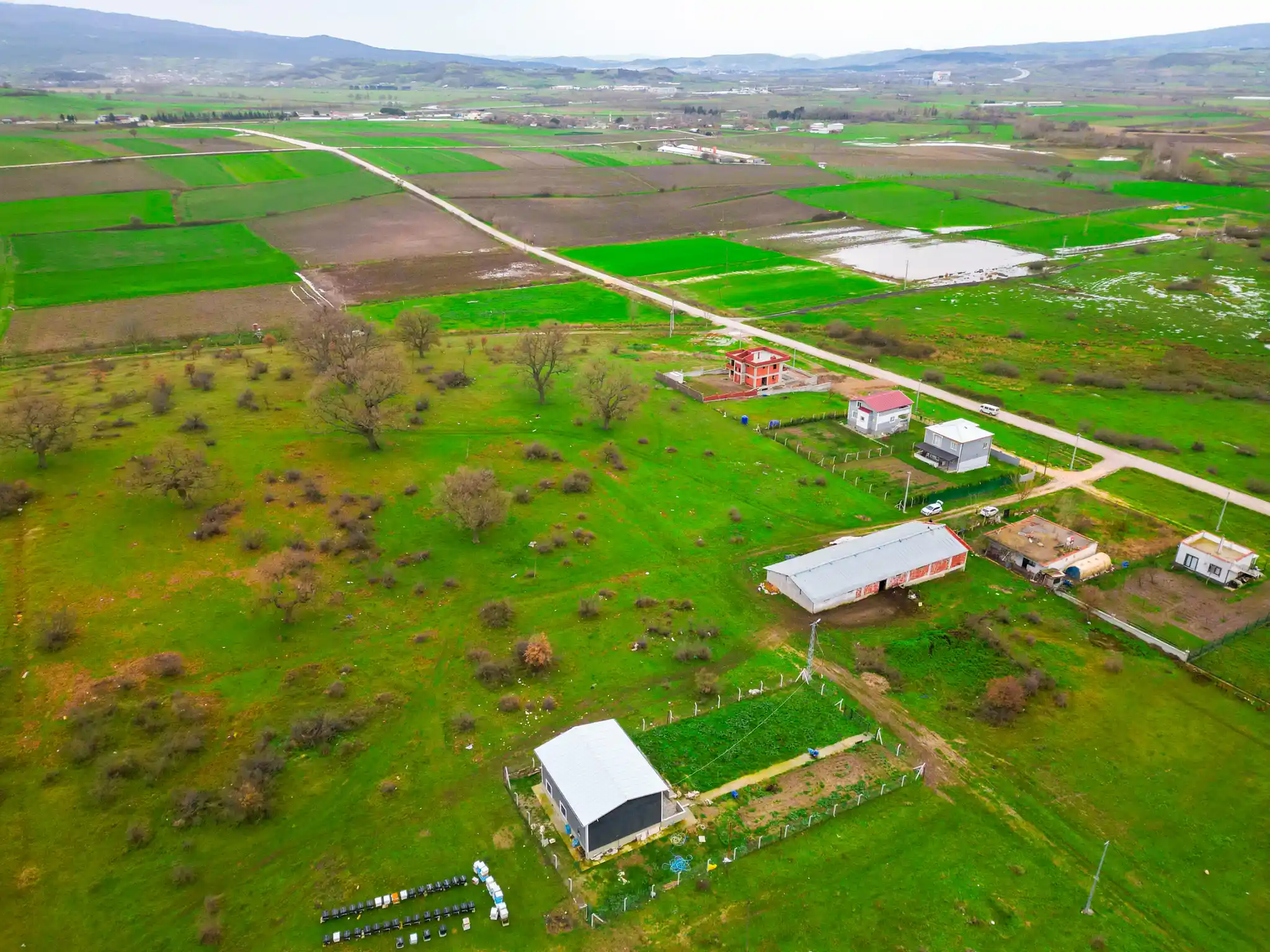 Doğa ile iç içe, ferah manzaralı ve temiz hava sunan satılık arsa parseli.