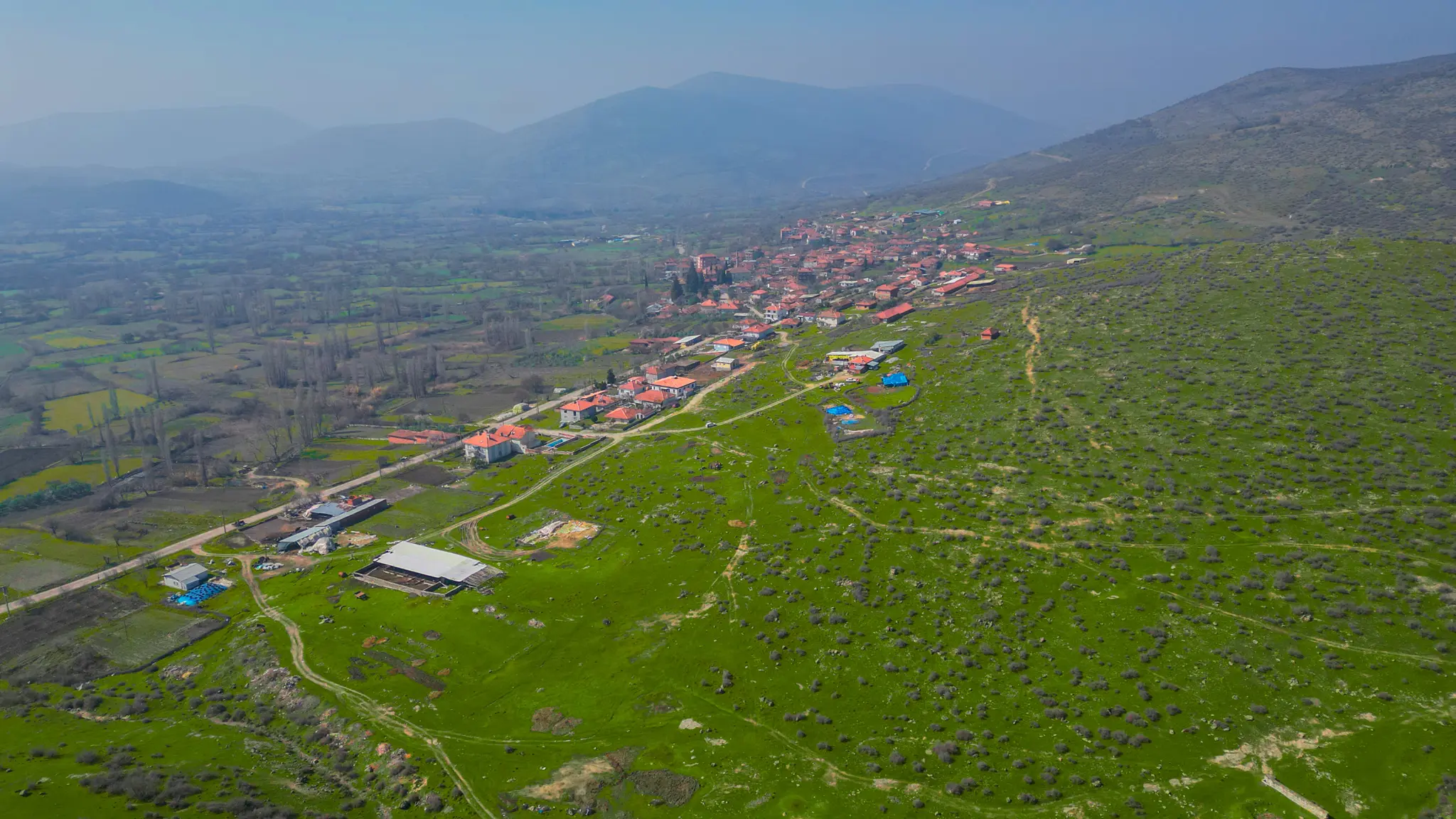 Doğanın ritmine geri dönmek ve huzuru bulmak isteyenler için Vista Armutlu projesinin ilham veren drone görüntüsü.