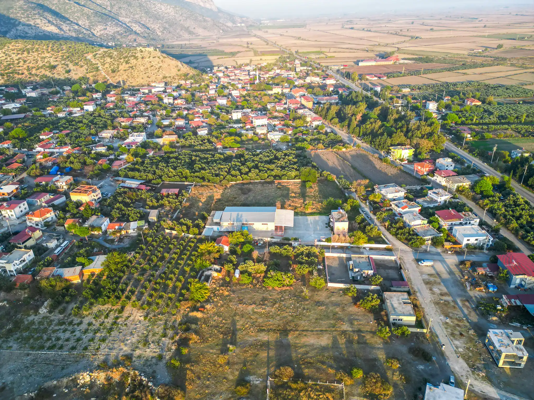 Hobi bahçesi veya organik tarım yapmaya elverişli, Söke ovasının verimli toprak yapısı ve yeşil alan detayı.
