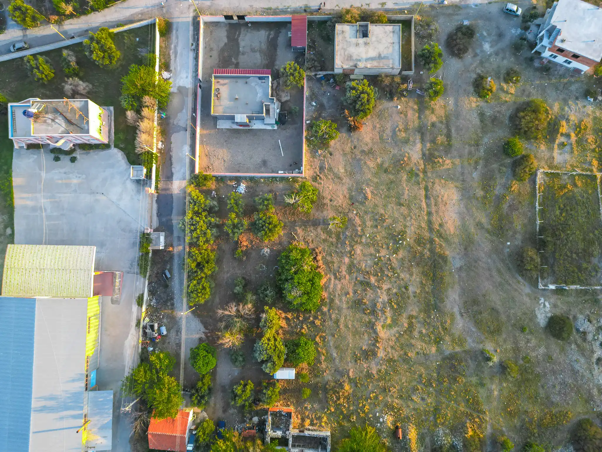 Aydın Söke Atburgazı bölgesinde yer alan, doğa manzaralı ve imarlı satılık arsa projesinin havadan genel görünümü.