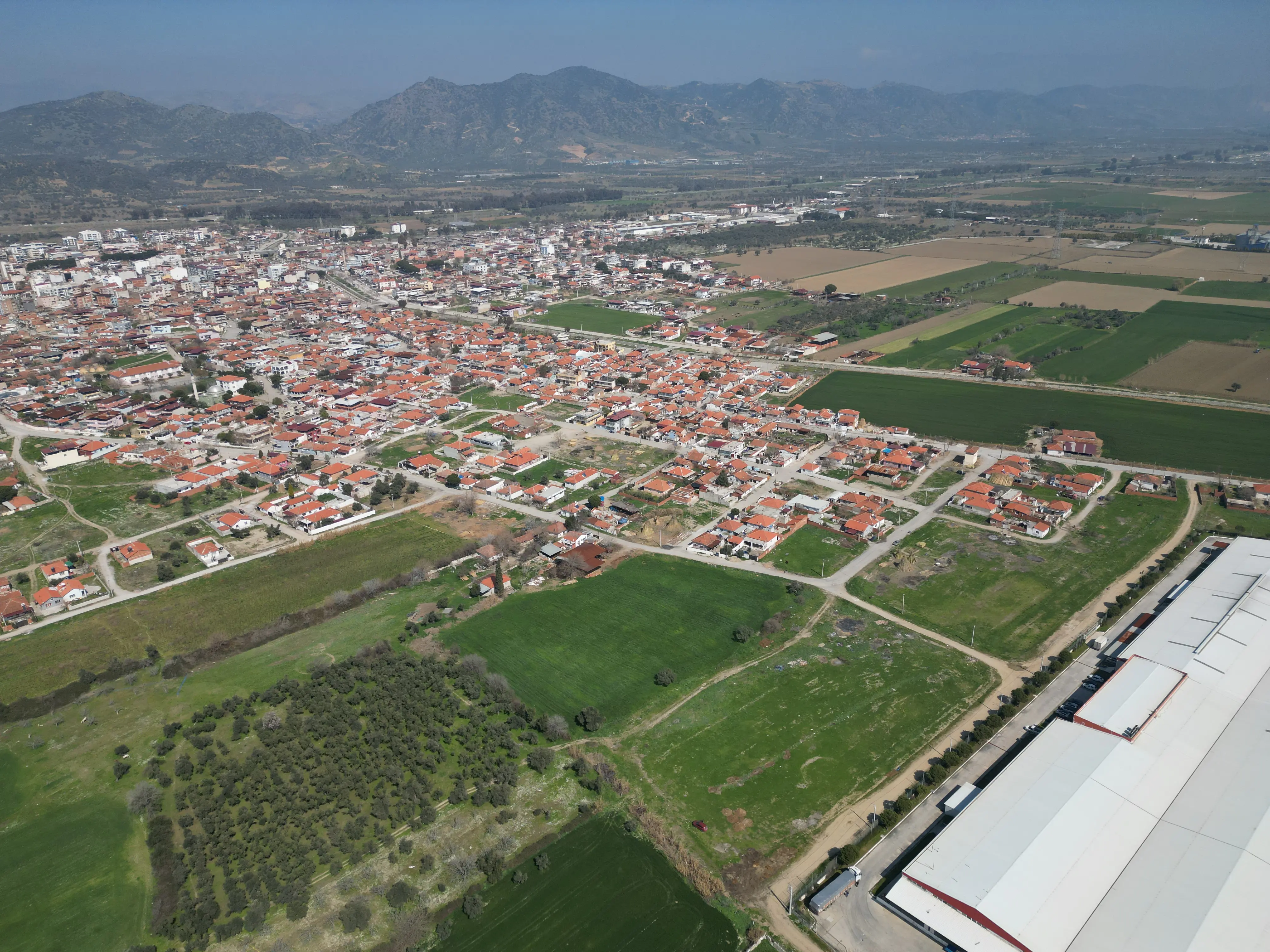 Aydın Germencik'teki Olivra Aydın projesinin, ilçe merkezine olan yürüme mesafesindeki konumunu gösteren genel drone görüntüsü.