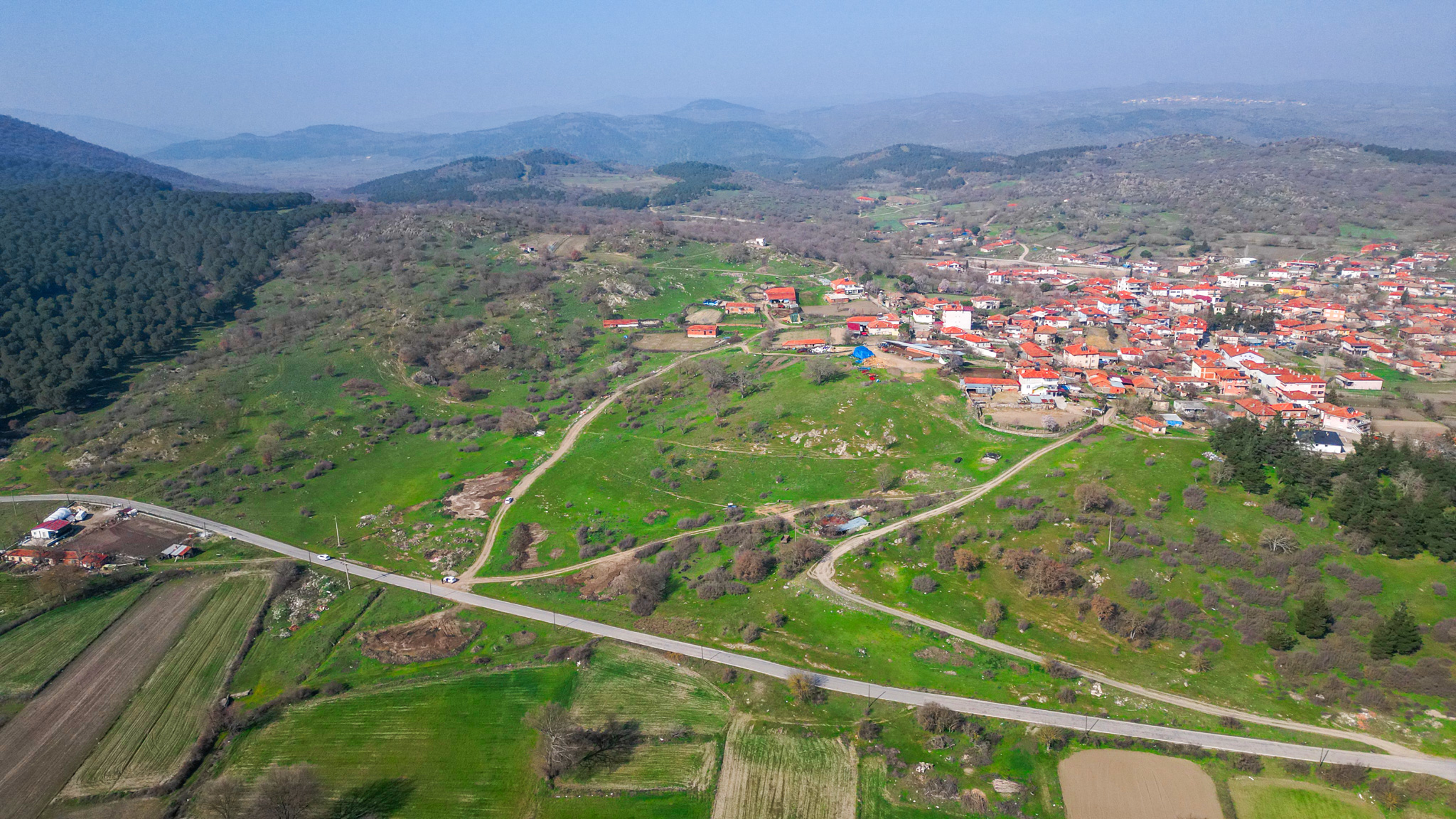 Verda İbiller projesindeki parsellere ulaşımı sağlayan yolları ve tamamlanmış altyapıyı gösteren detaylı drone çekimi.