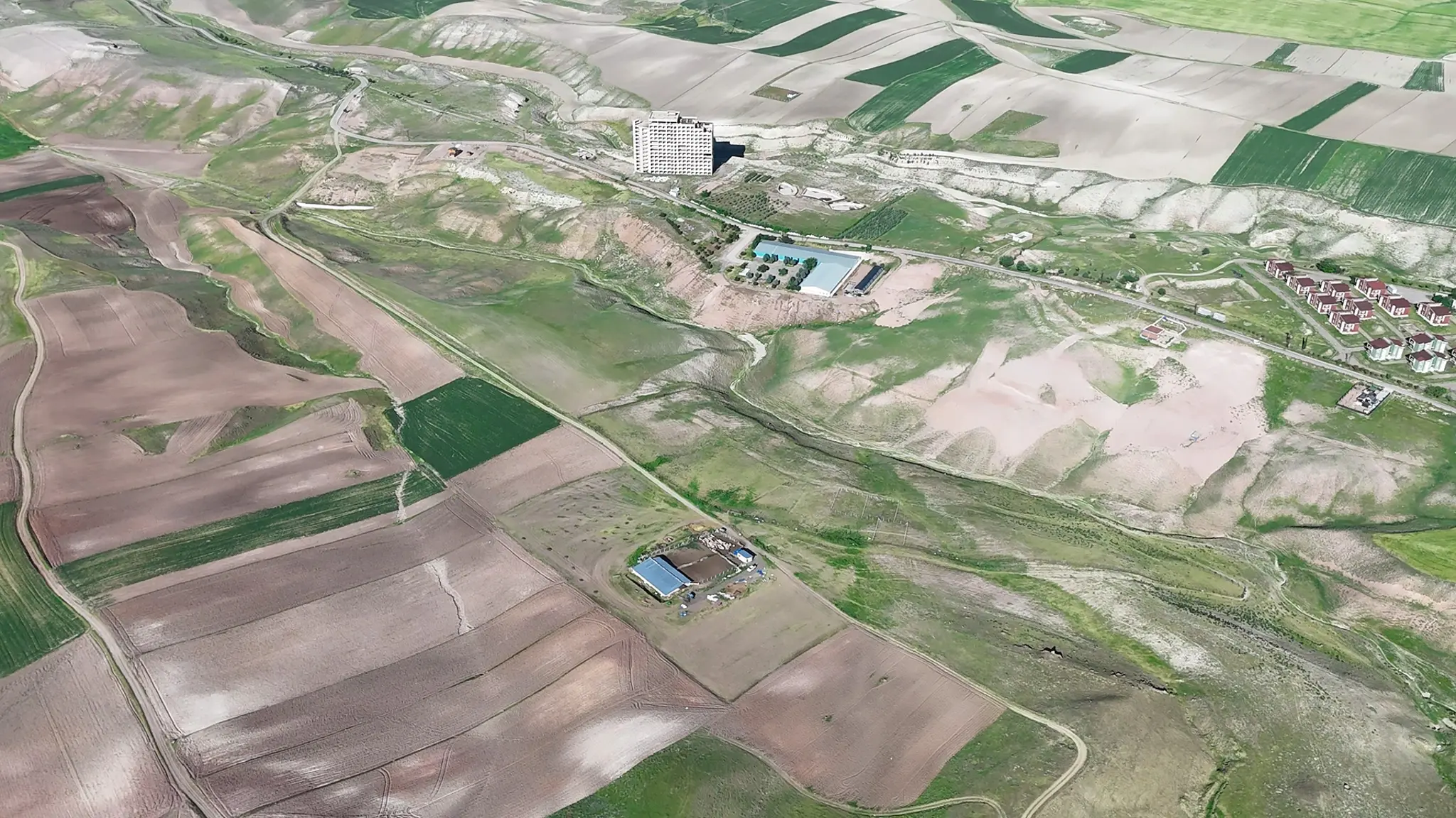 Ankara-Beypazarı yolu üzerinden kolay ulaşım imkanı sunan Aria Güneyce proje arazisinin geniş açılı drone manzarası.