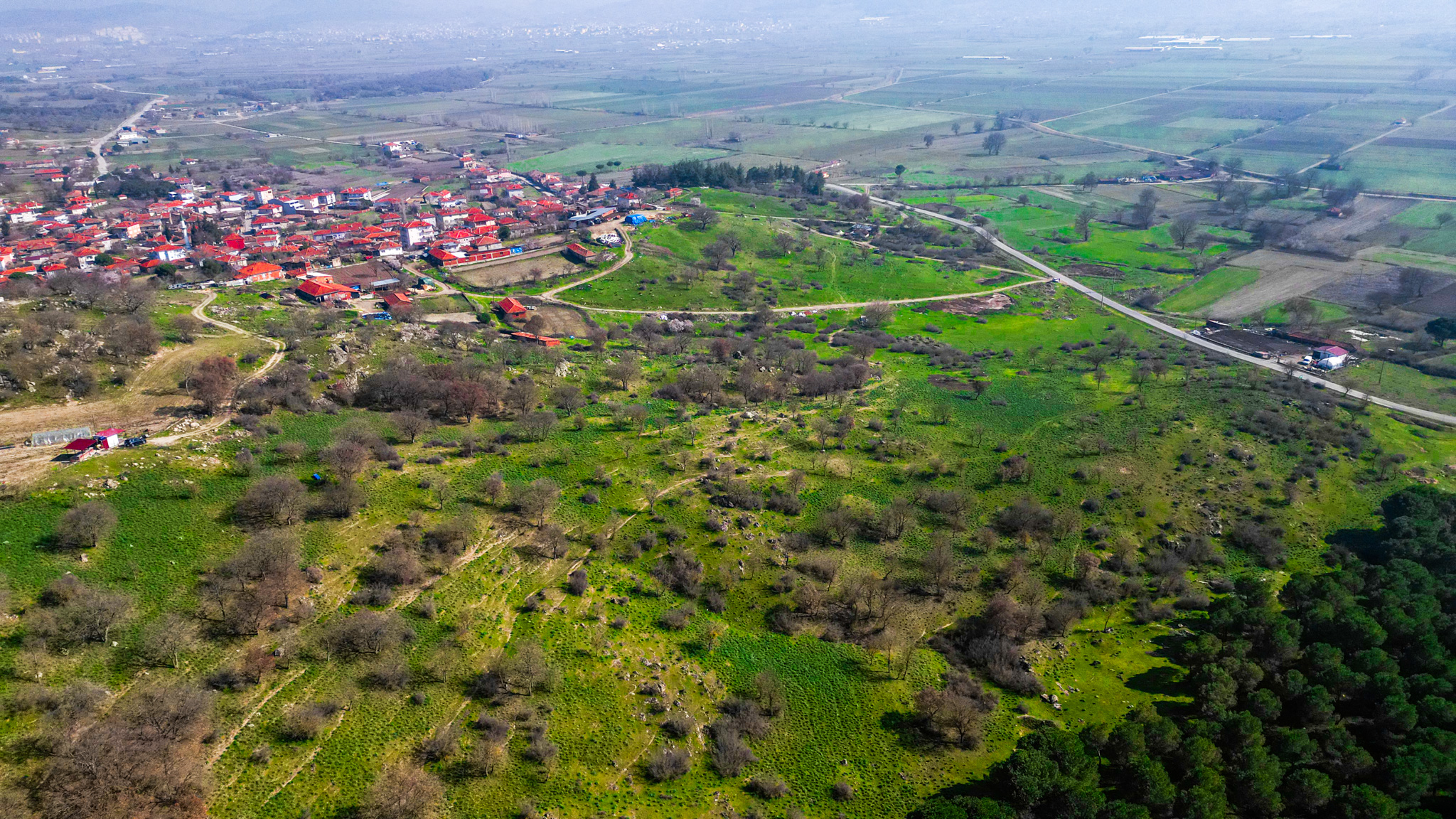 Verda İbiller arsalarından görünen, Sındırgı'nın eşsiz vadi ve doğa manzarası.