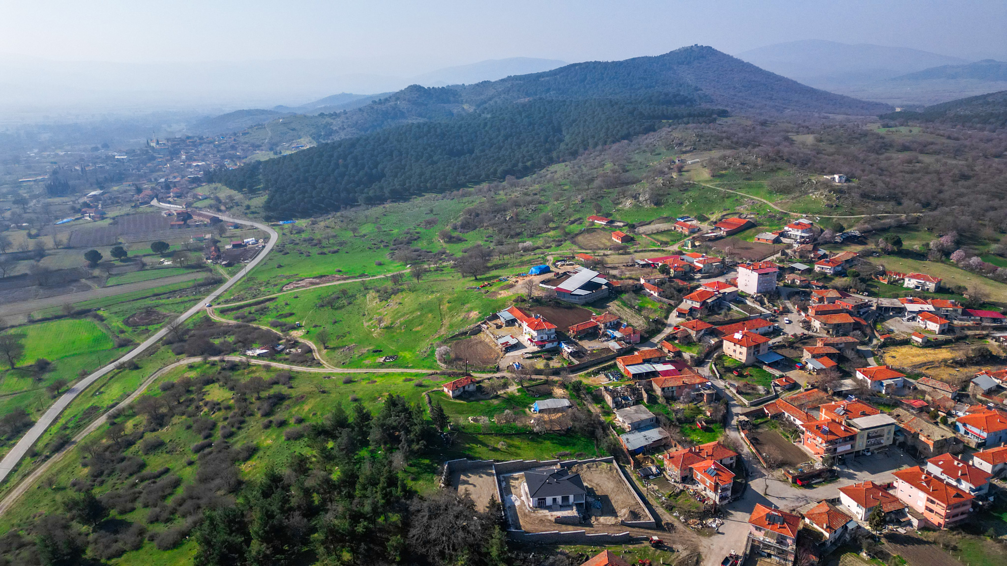 Villa yapımına uygun, müstakil tapulu ve yatırıma hazır Verda İbiller arsa parselinin net bir şekilde havadan çekimi.