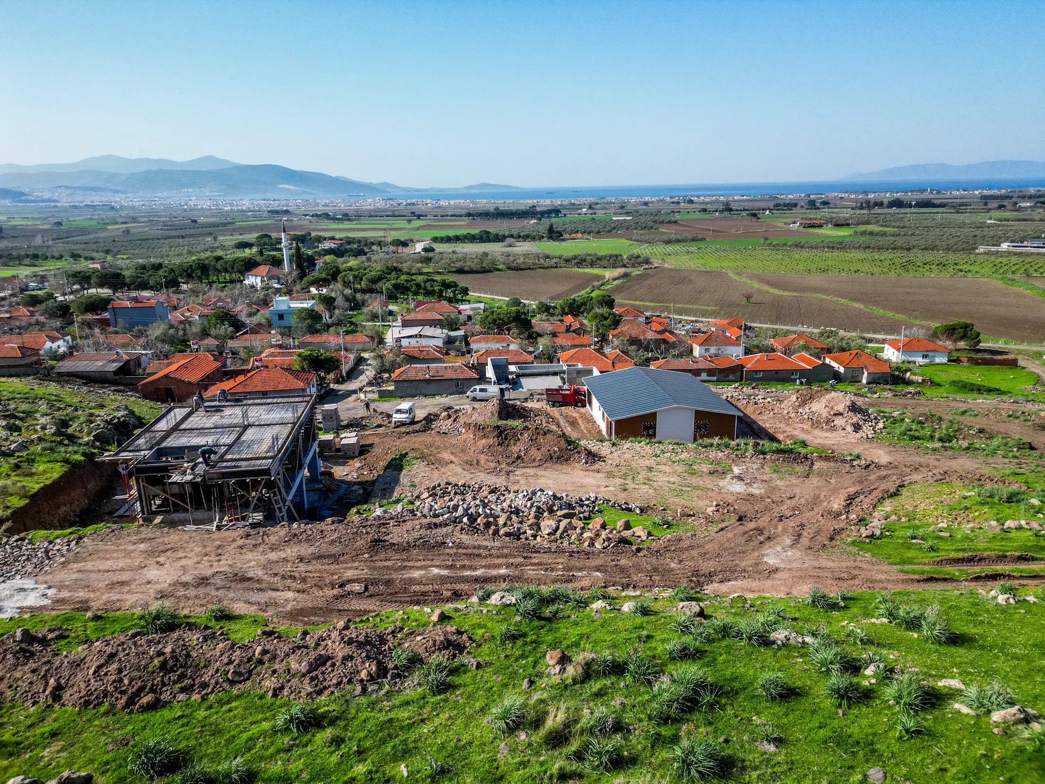 Hem Dikili'nin plajlarına birkaç dakika mesafede hem de köy yaşamının huzurunu sunan Aqua Dikili arsaları.