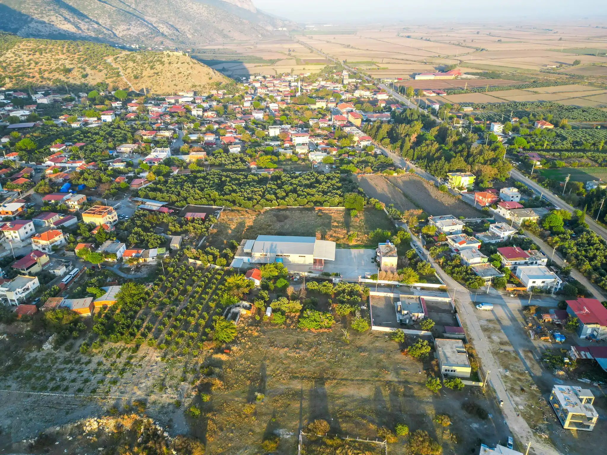 Atburgazı projesinde yapılabilecek Ege mimarisine uygun taş ev ve müstakil bahçeli villa konsept örneği.