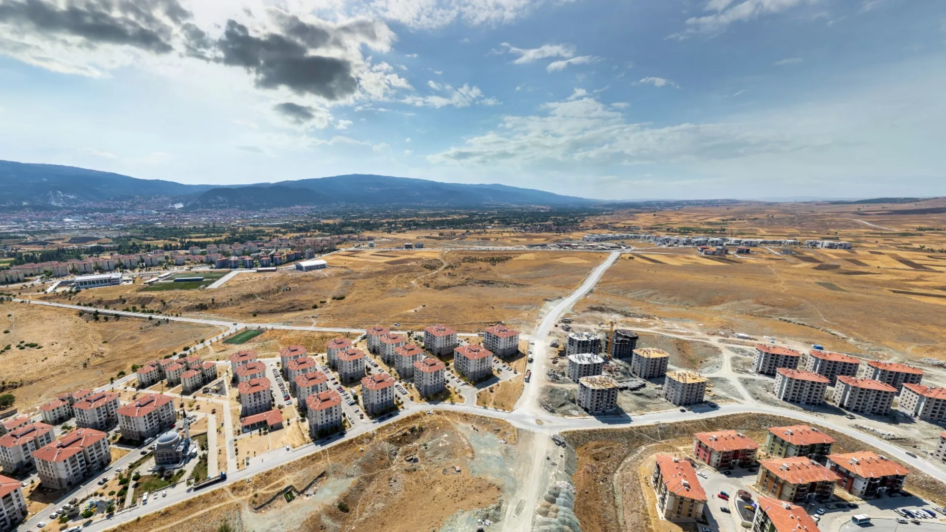 BT Çinikent projesi çevresindeki boş araziler ve gelecekteki yeşil alan potansiyelini gösteren drone ile çekilmiş fotoğraf.