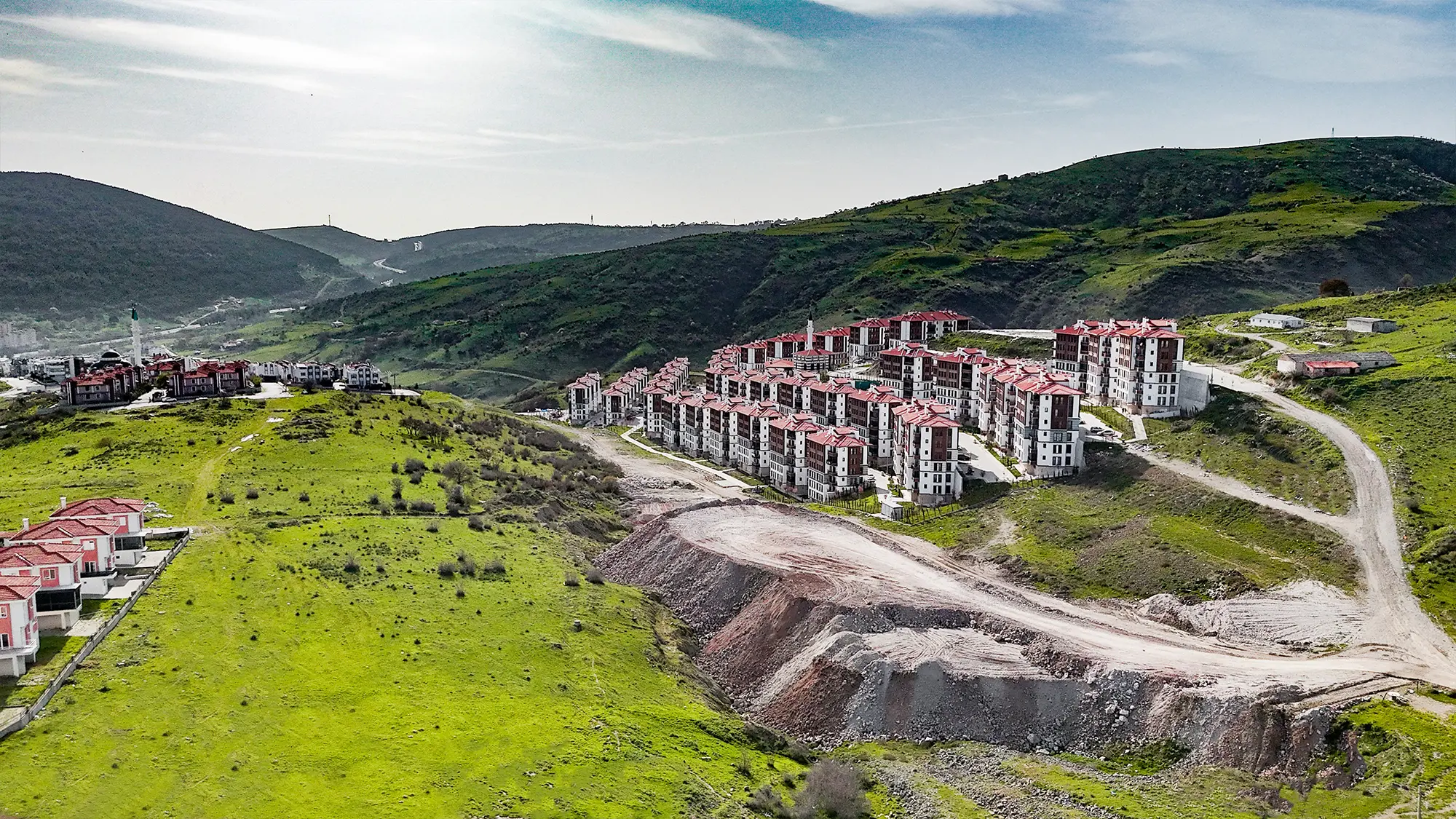 Prestijli bir villa inşa etmek için ideal, düz bir zemine sahip Park Kuva-i Milliye arsa parselinin drone detayı.
