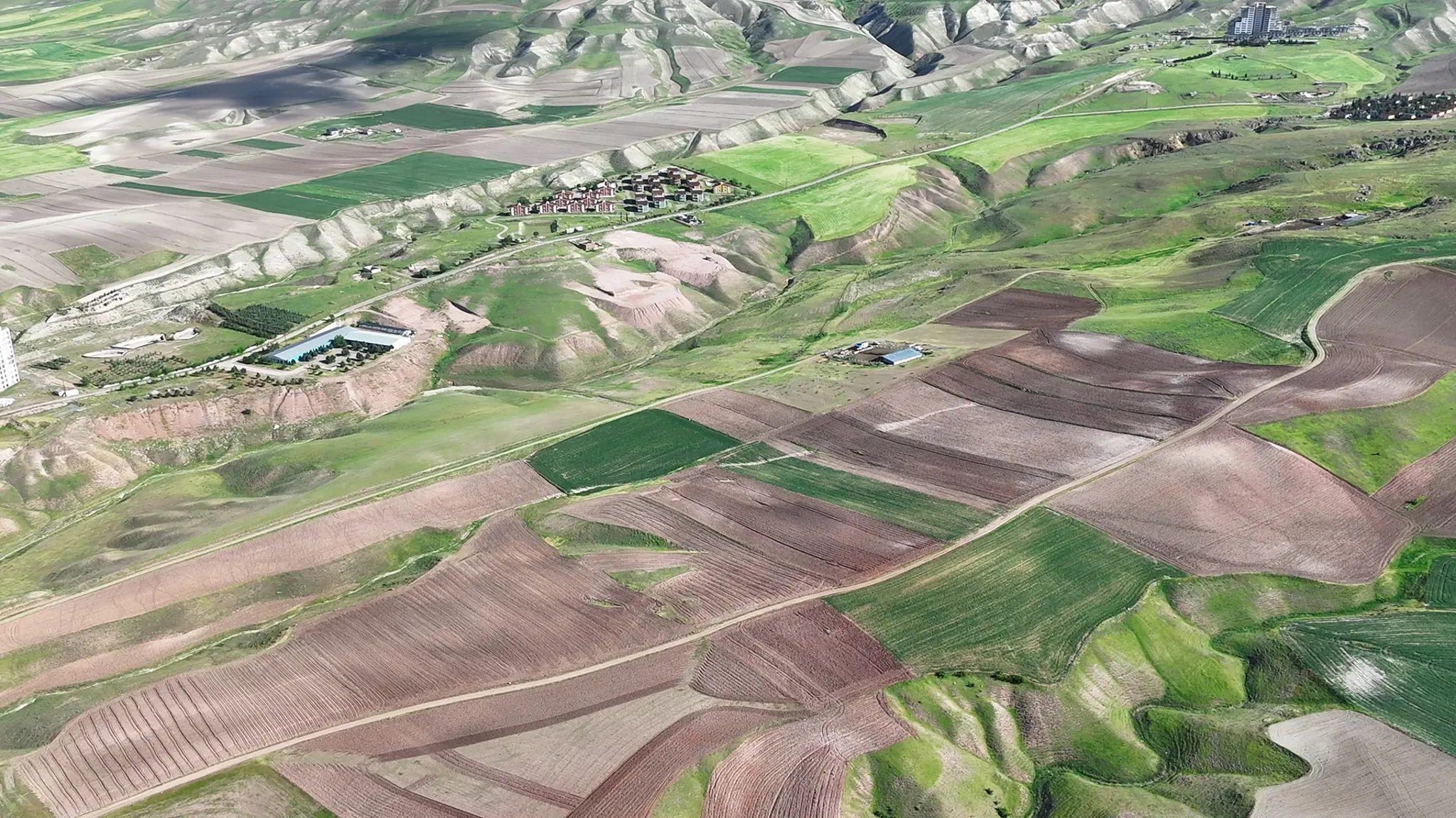 Güdül'ün ferah ve temiz havasını yansıtan Aria Güneyce projesindeki müstakil tapulu bir arsanın drone ile çekimi.