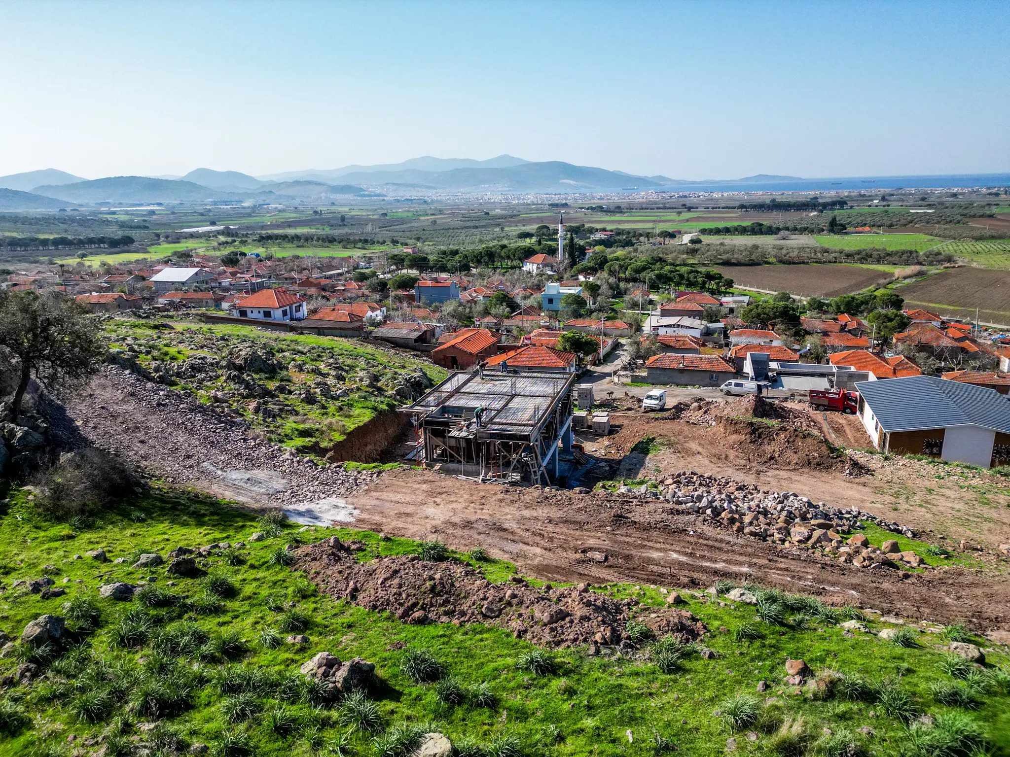 Şehrin kalabalığından uzakta, sakin ve huzurlu bir yaşam sunan Aqua Dikili projesindeki arsalardan bir örnek.