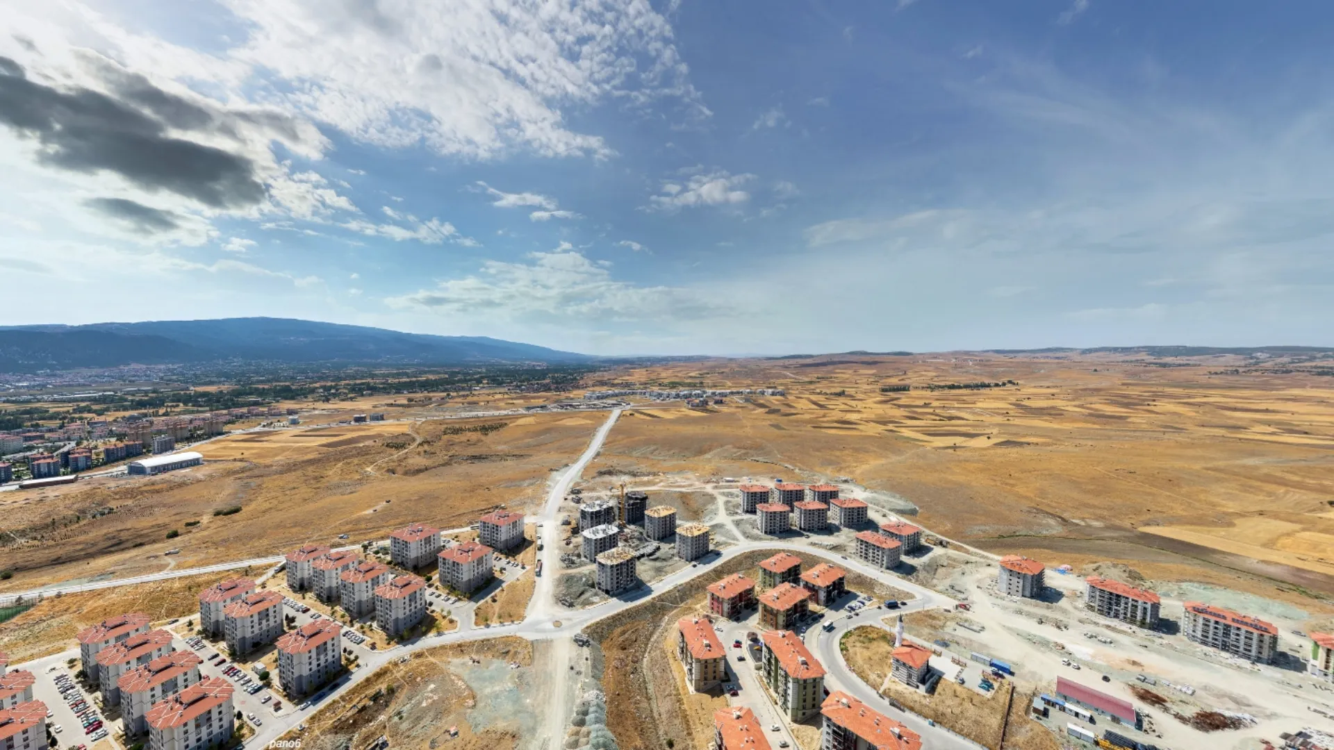 Proje arazisinin yol, su ve elektrik gibi altyapı bağlantı noktalarına olan mesafesini gösteren detaylı drone görüntüsü.