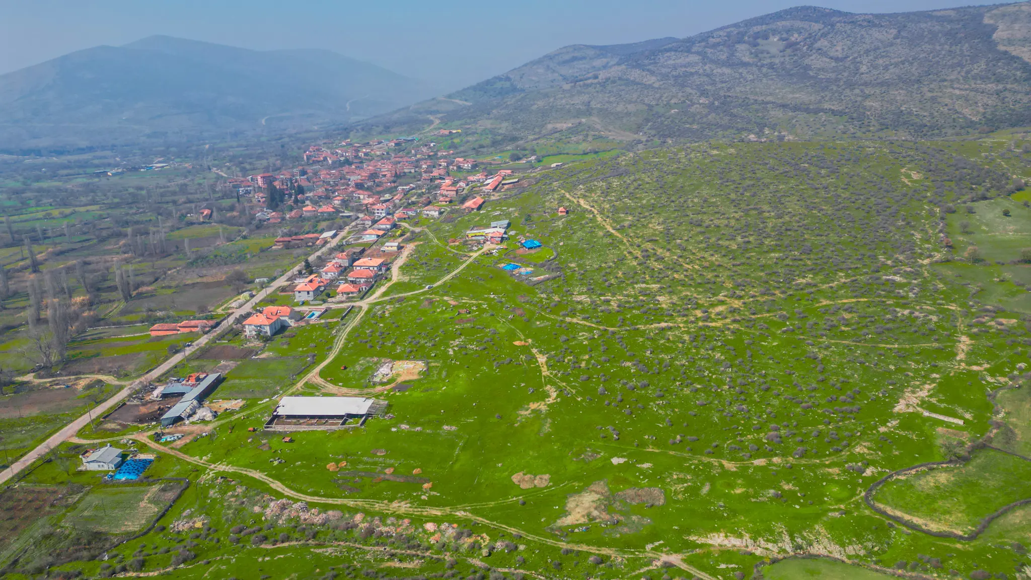 Şehrin stresinden uzakta, kafa dinlemek için ideal bir konumda olan Vista Armutlu arsalarının kuş bakışı fotoğrafı.