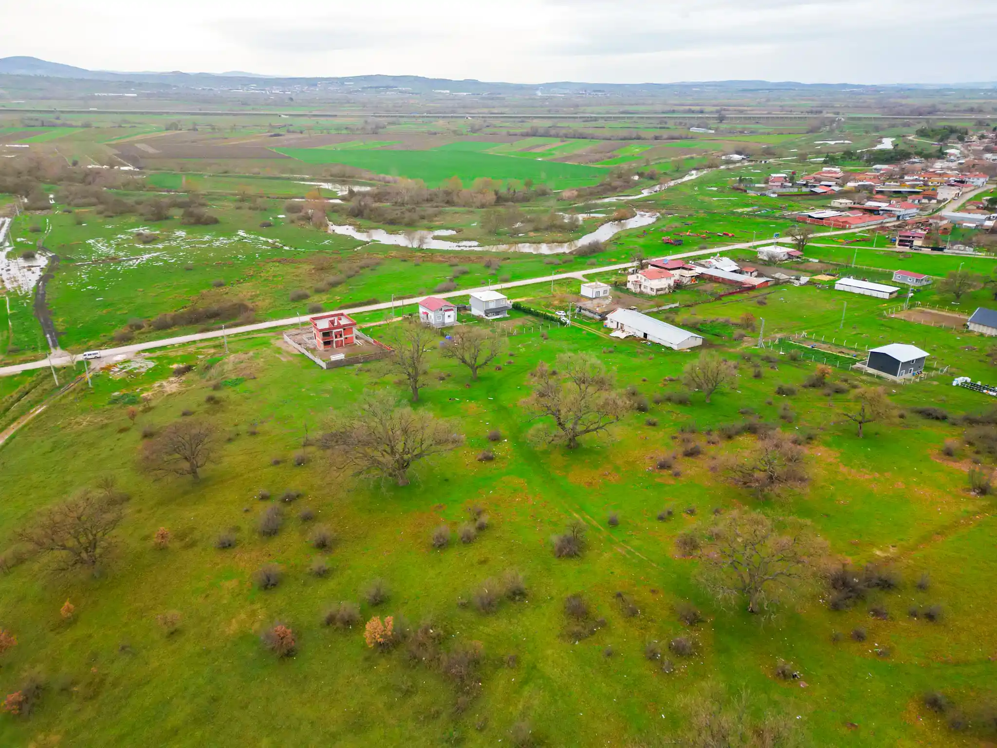 Yolu açılmış, elektrik ve su altyapısı parsel başına kadar getirilmiş hazır arsa.