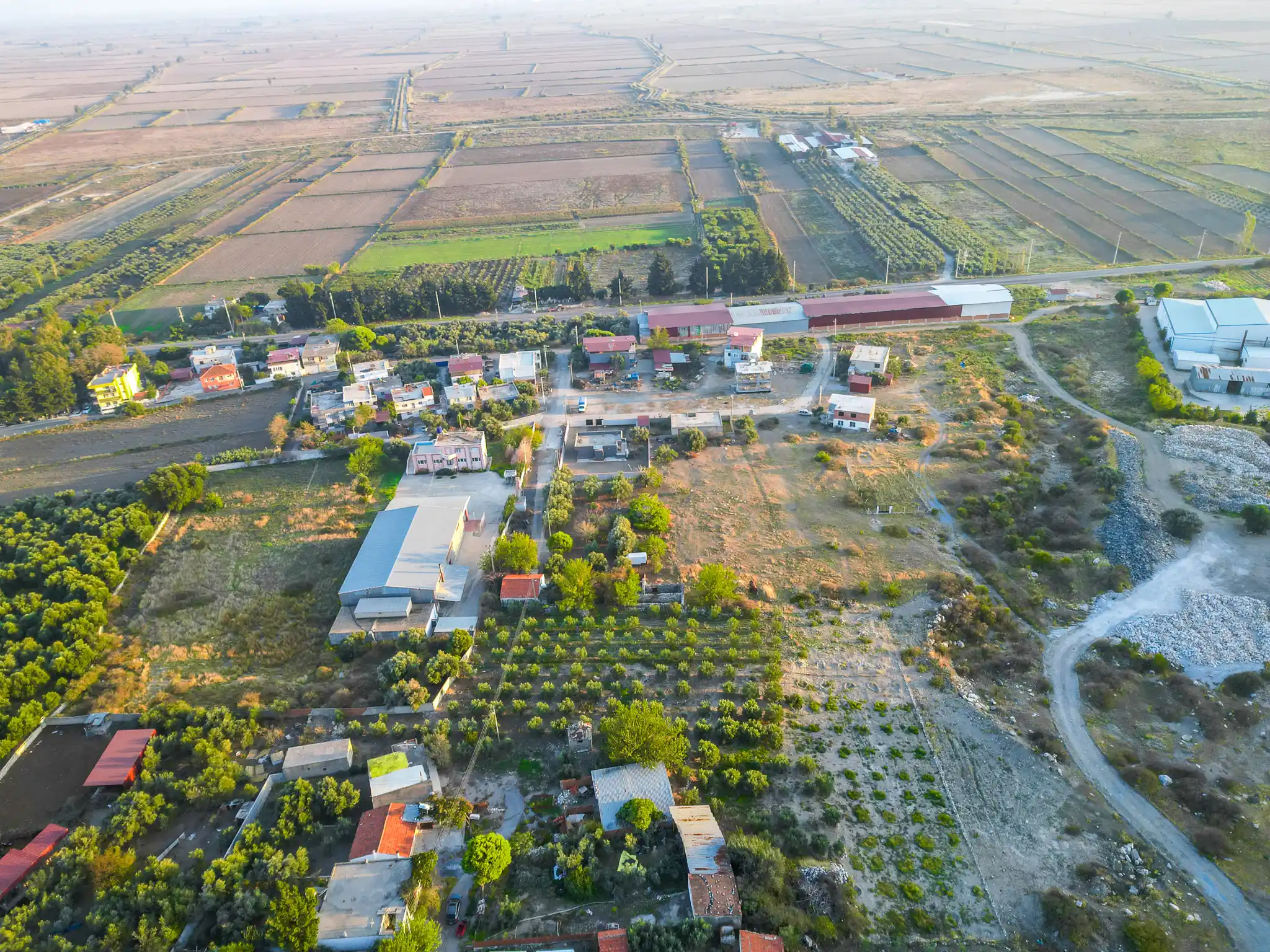 Proje konumuna komşu olan tarihi Priene Antik Kenti ve Athena Tapınağı manzarası, tarihle iç içe bir yaşam.
