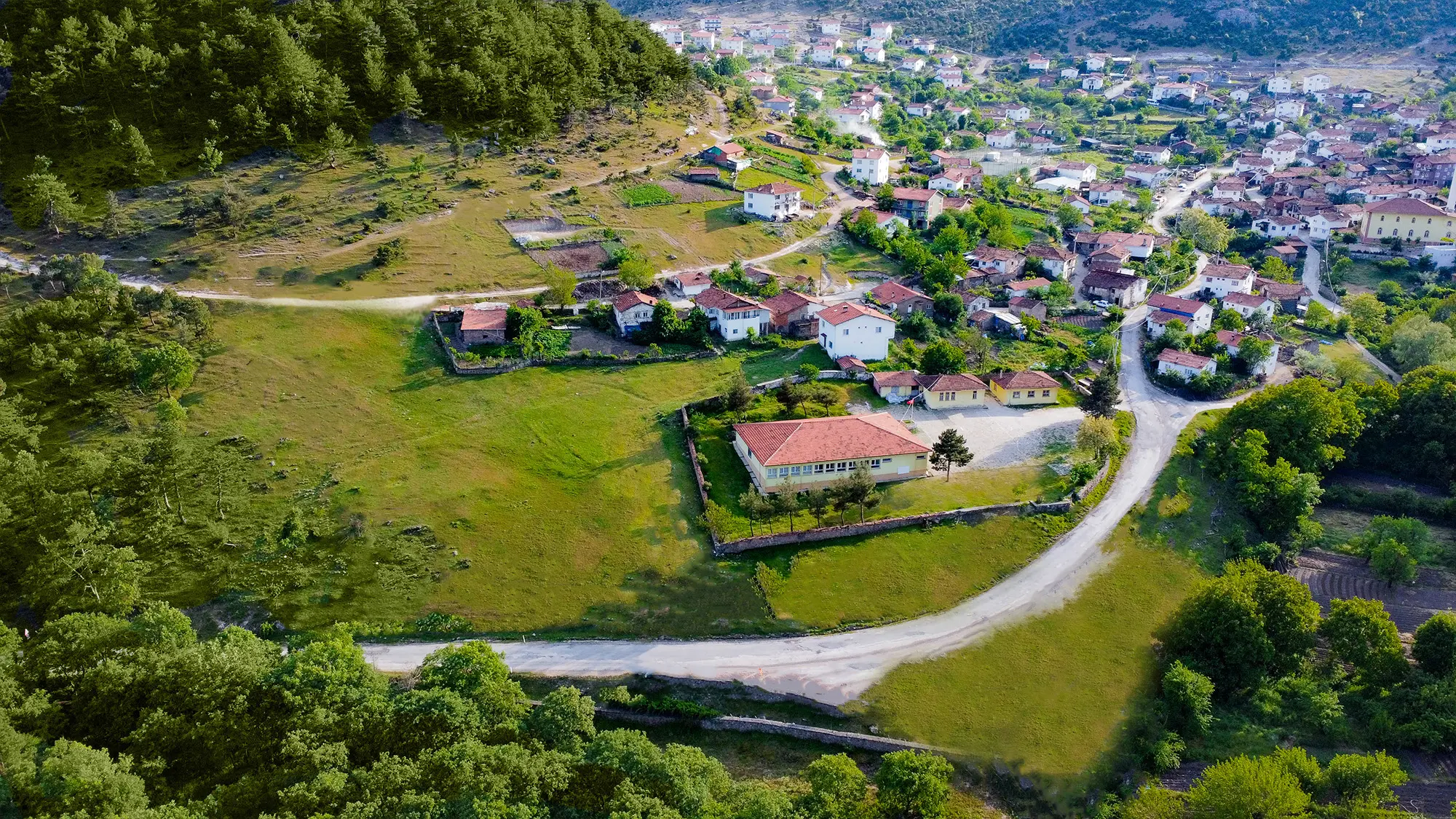 Susurluk Çayı'na yakın konumuyla doğal güzellikler sunan Delice Zirve arsalarının drone ile çekilmiş manzarası.