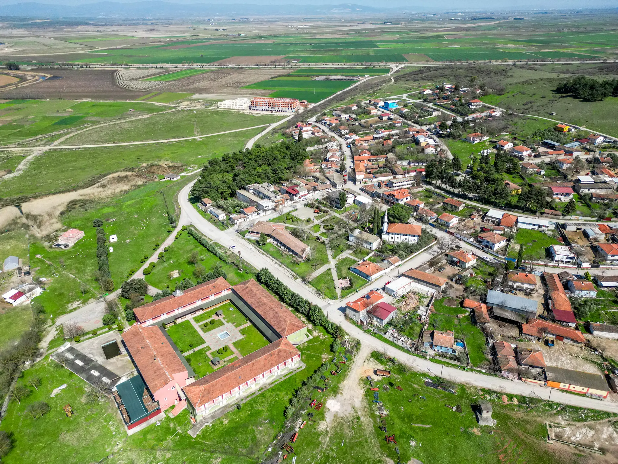 Panora Ilıcaboğazı proje alanının ve mevcut termal tesislere olan yakınlığının farklı bir açıdan drone ile çekimi.