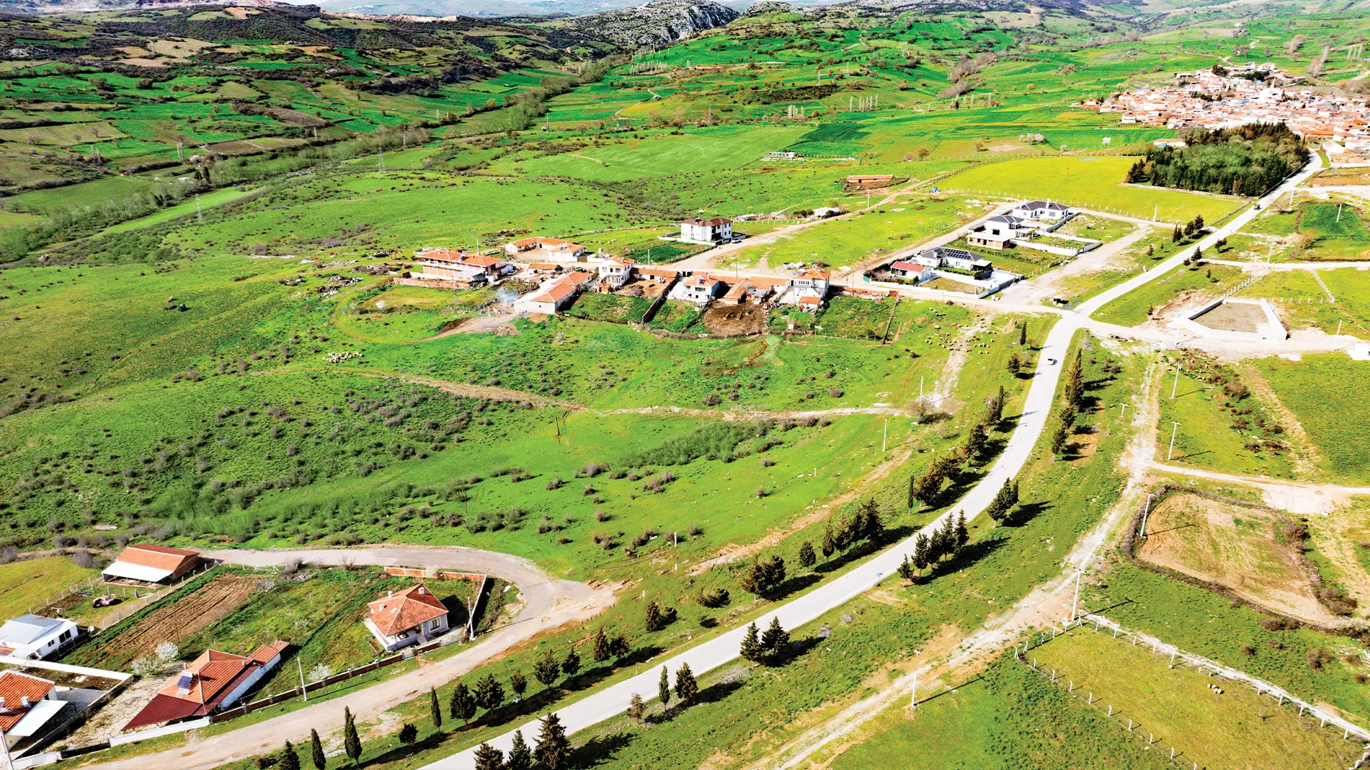 Çevresinde modern villa inşaatlarının başladığı Prestij Kalaycılar proje alanının geniş açılı drone manzarası.