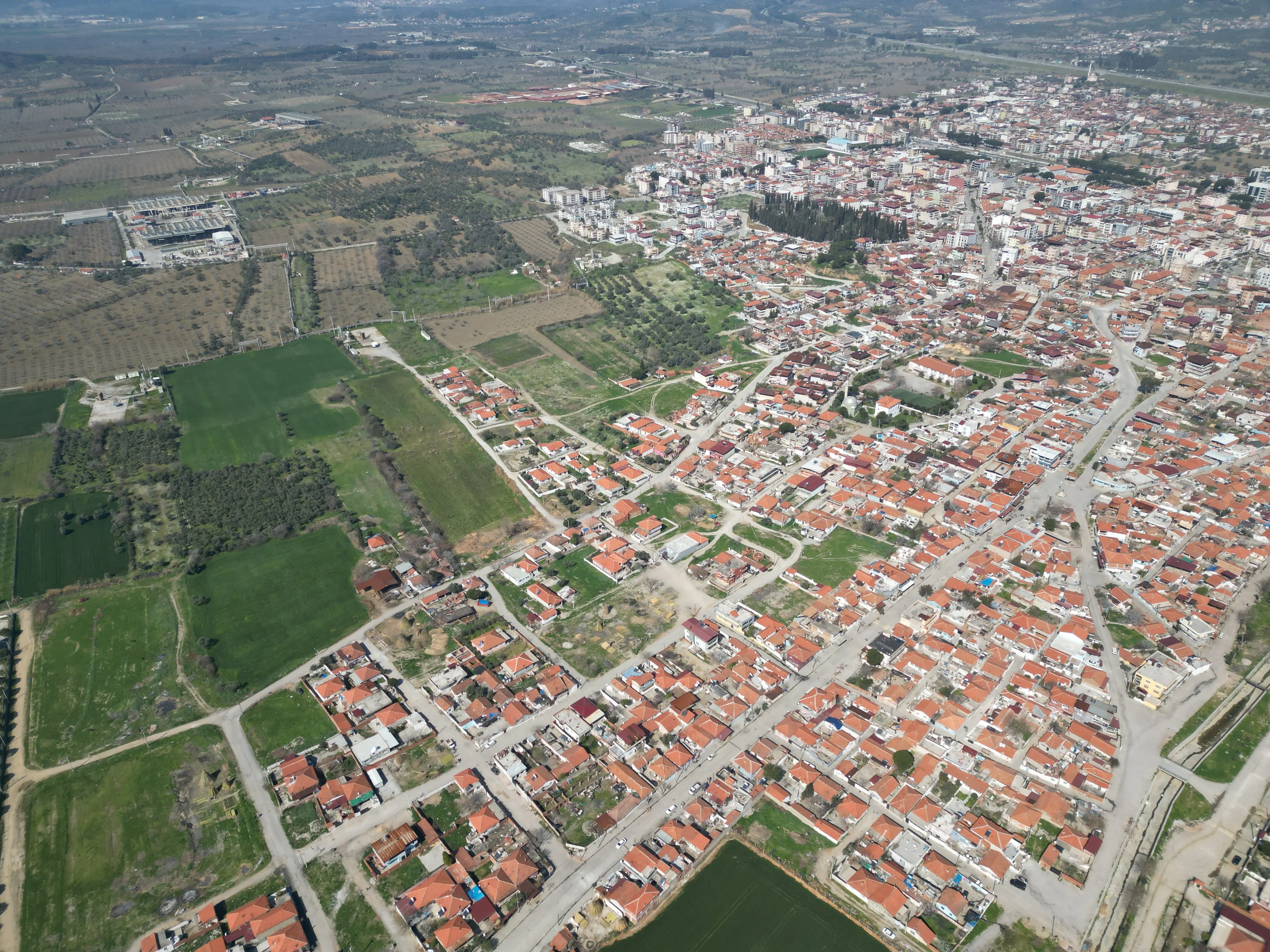 Okul, market ve sosyal alanlara yürüme mesafesindeki Olivra Aydın projesinde yer alan imarlı bir arsa parseli.