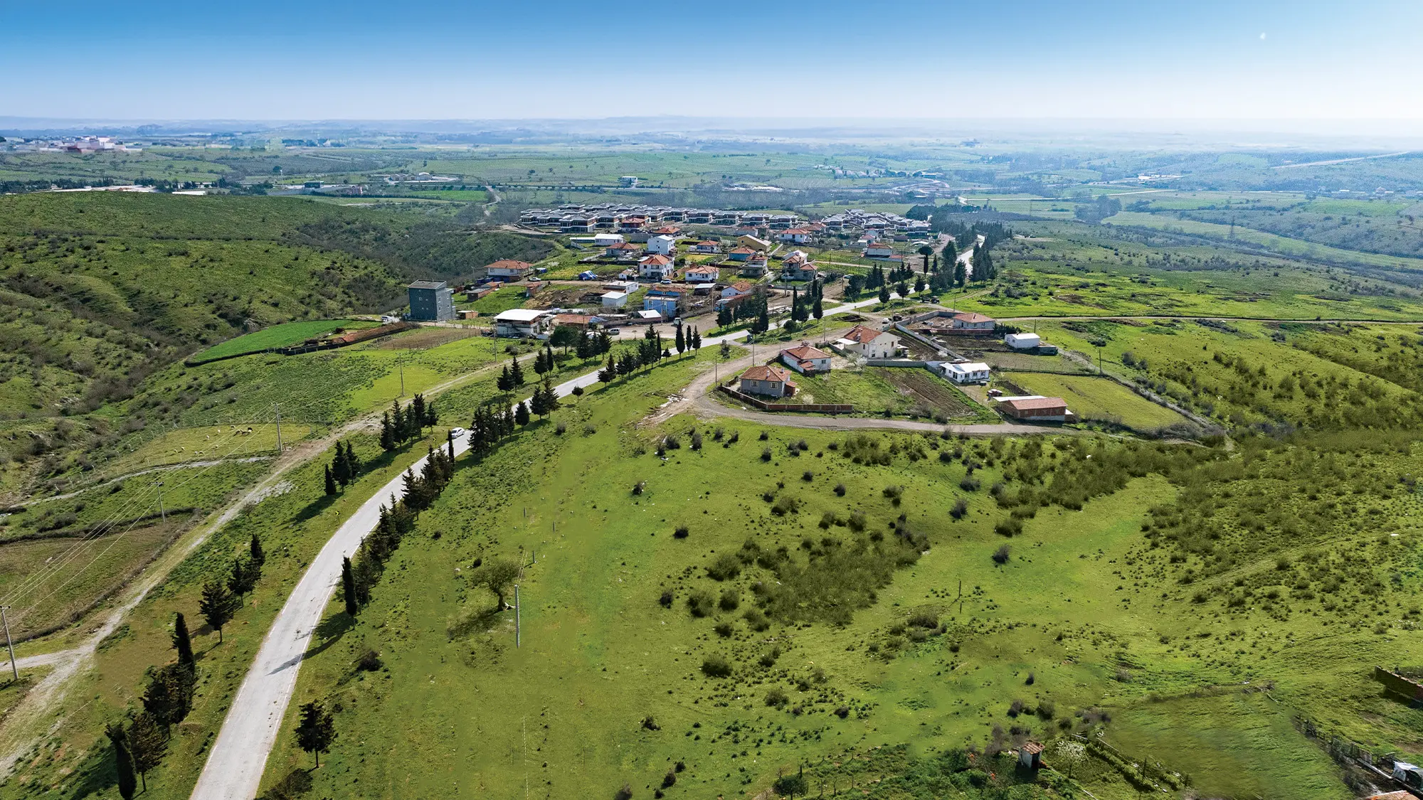Yeni özel kolej ve hastane projelerine komşu, Balıkesir'deki Prestij Kalaycılar arsalarının havadan görünümü.