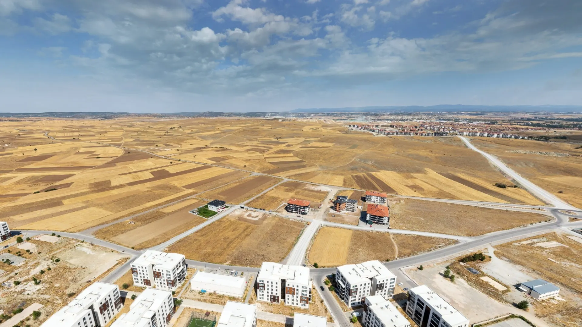 Proje alanının ana bulvarlara ve Kütahya şehir merkezine olan ulaşım akslarını gösteren yüksek irtifa drone fotoğrafı.