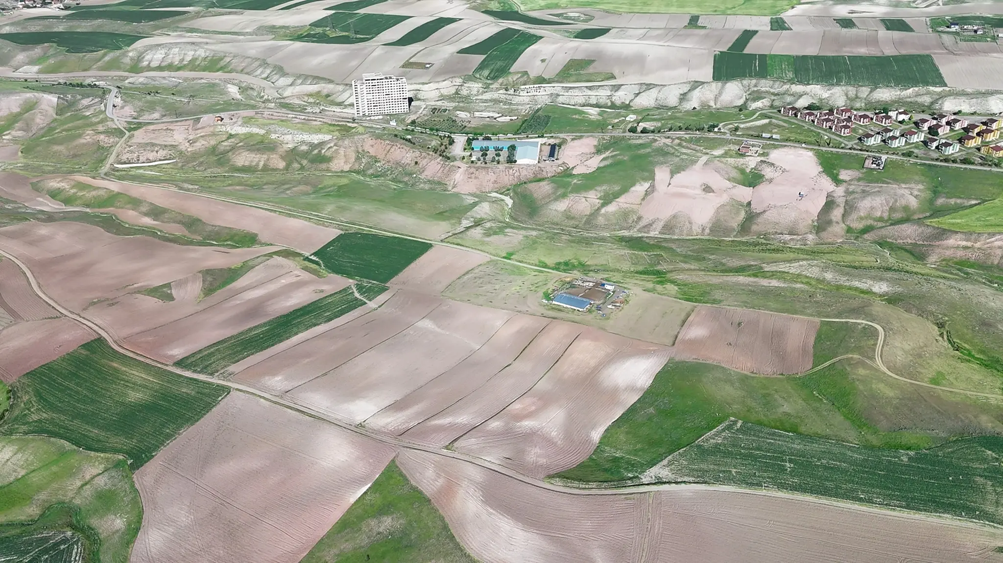 Ankara'ya 95 km mesafede, sağlıklı bir yaşam ve huzurlu bir kaçış sunan Aria Güneyce arsalarının kuş bakışı fotoğrafı.