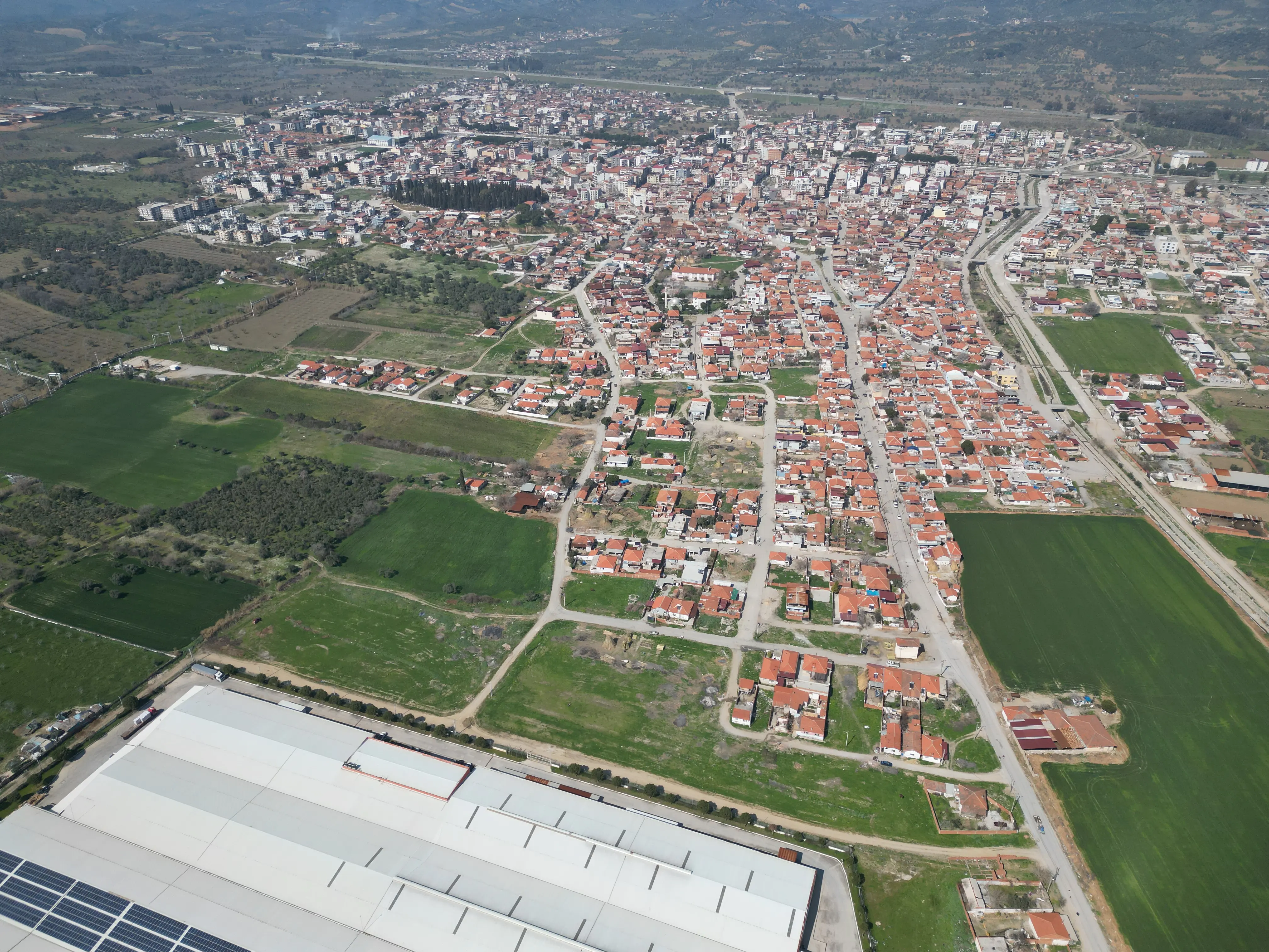 Kuşadası'na sadece yarım saat mesafede bulunan Olivra Aydın projesinin stratejik konumunu gösteren kuş bakışı fotoğraf.