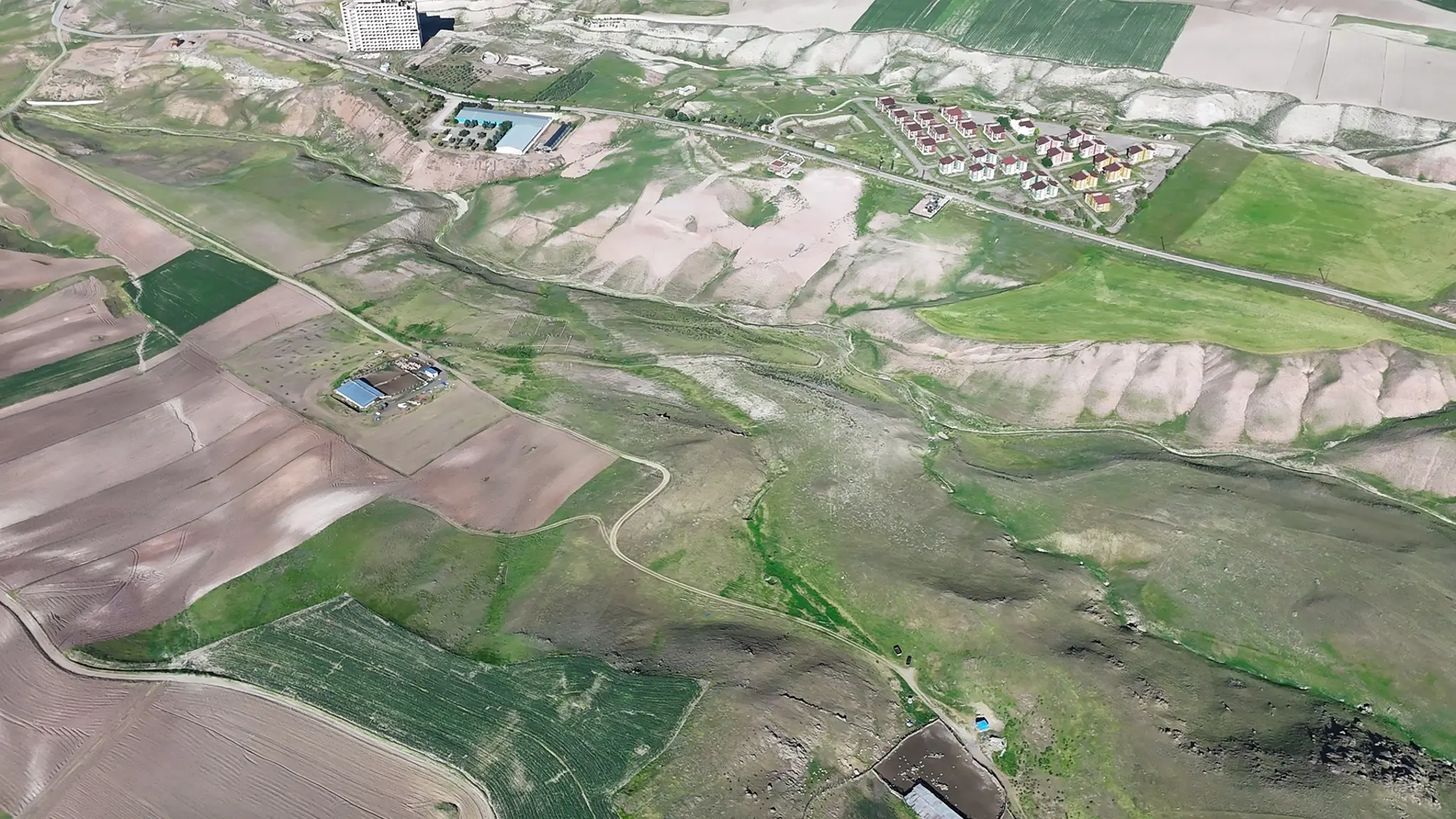 Başkent'in yanı başındaki termal turizm bölgesi Güdül'de, yatırım değeri yüksek Aria Güneyce arsalarının havadan görünümü.