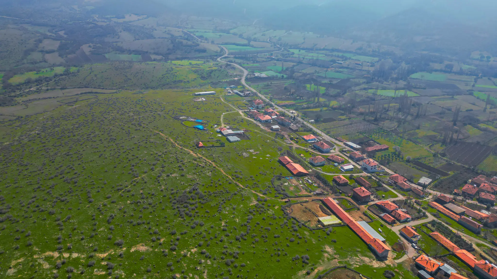Sındırgı Armutlu köyünün sakin dokusunu ve Vista Armutlu proje arazisini gösteren geniş açılı drone manzarası.