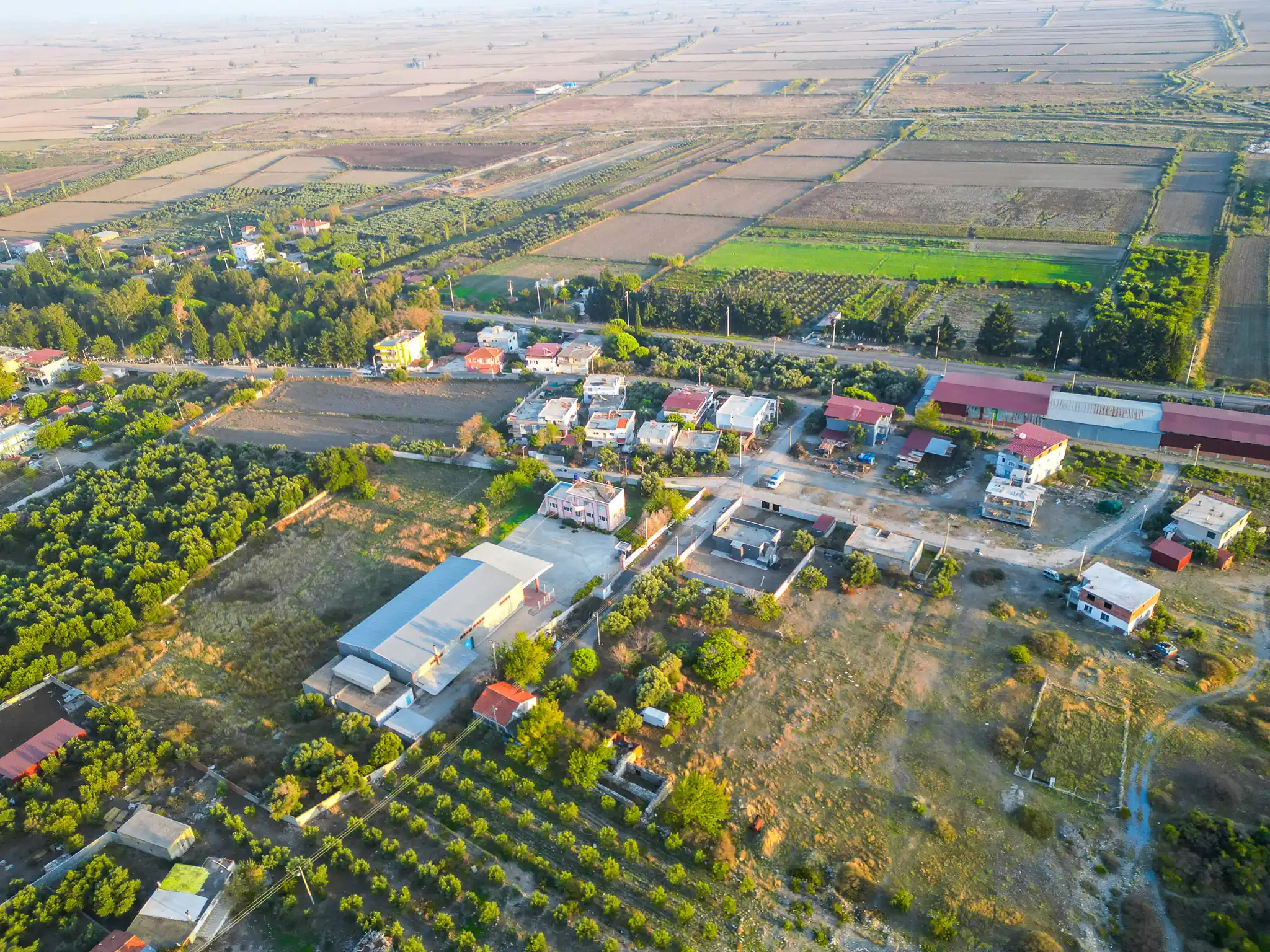 Elektrik, su ve yol altyapısı hazır durumda olan, inşaata uygun Söke Atburgazı arsa arazisi.