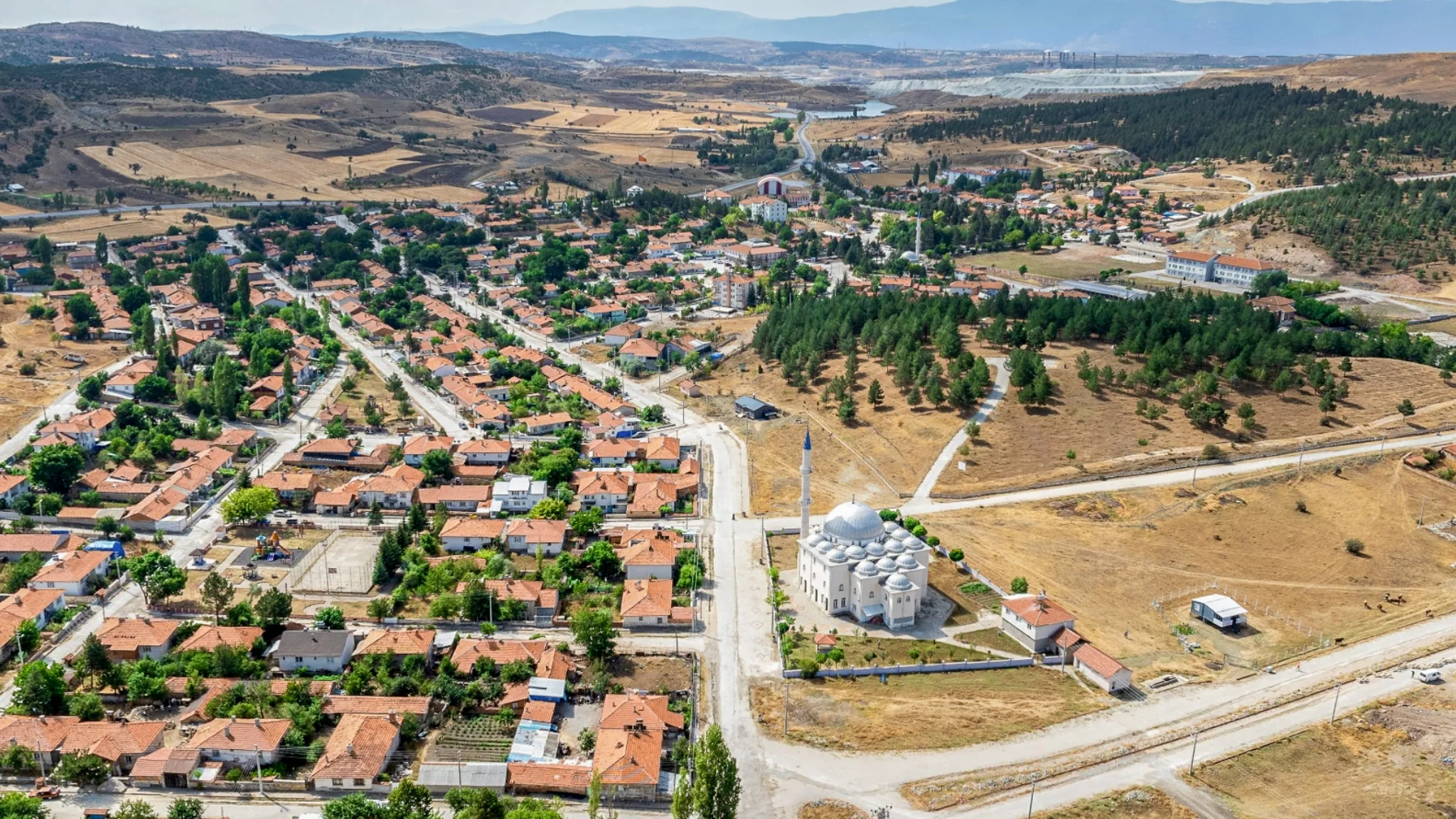 Konut imarına sahip olmasıyla bölgenin gelecekteki gelişimine doğrudan katkı sunan arazinin havadan fotoğrafı.