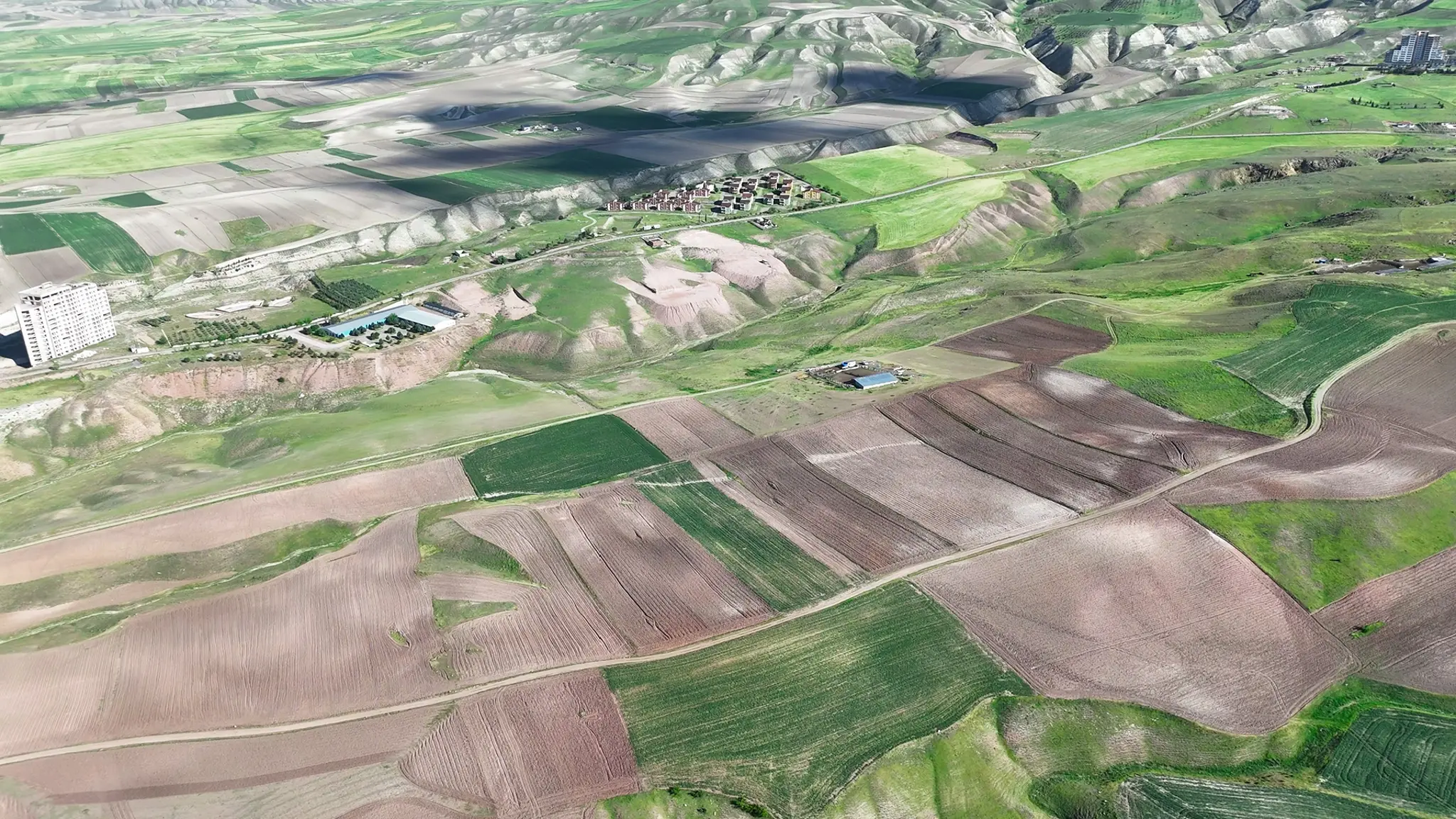 Aria Güneyce proje alanının, Güdül ilçe merkezine olan 10 km'lik mesafesini gösteren farklı bir açıdan çekilmiş drone görüntüsü.
