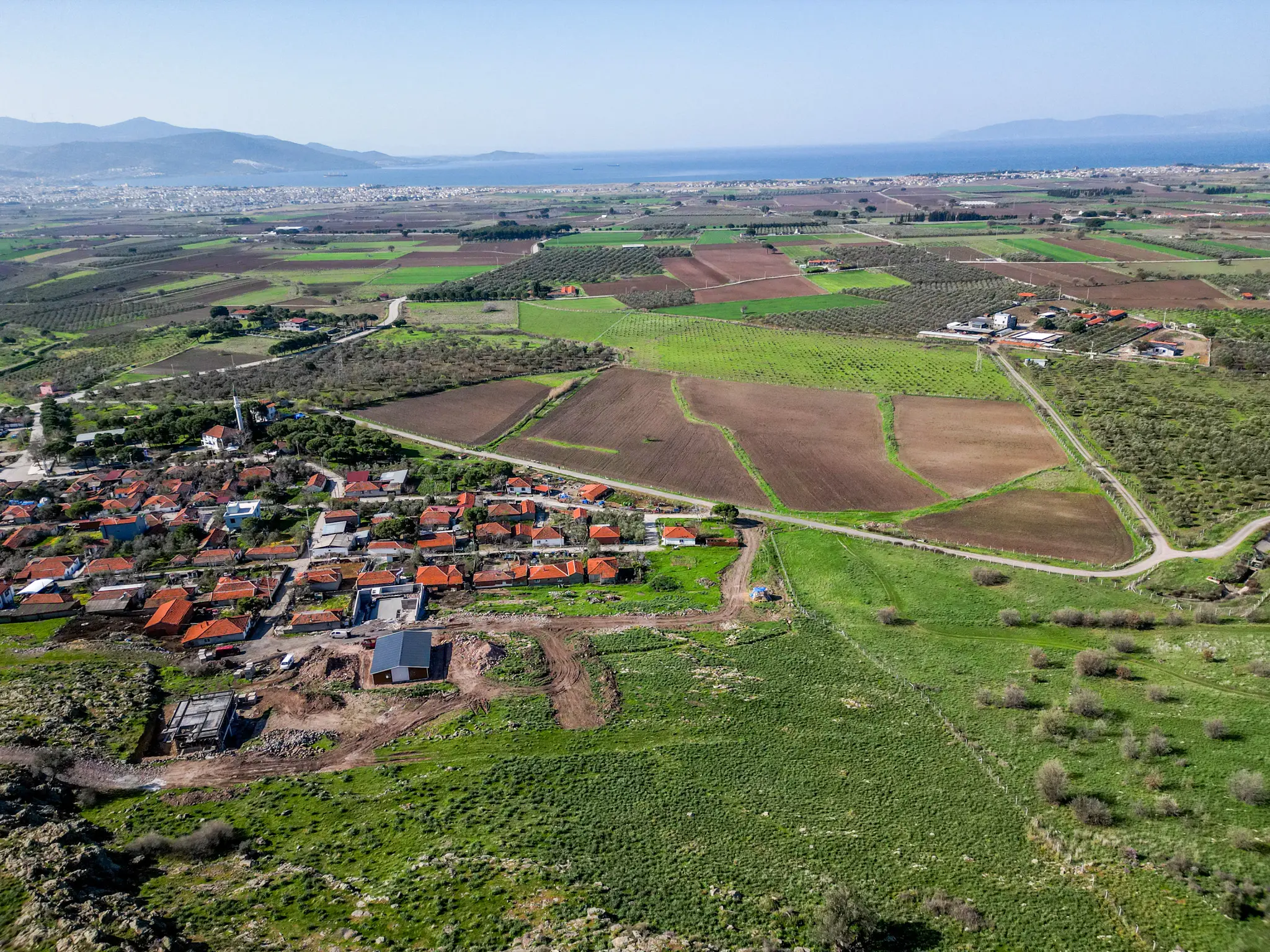 İzmir Dikili'deki Aqua Dikili projesinin, Ege Denizi'ne yakın konumunu gösteren genel drone görüntüsü.