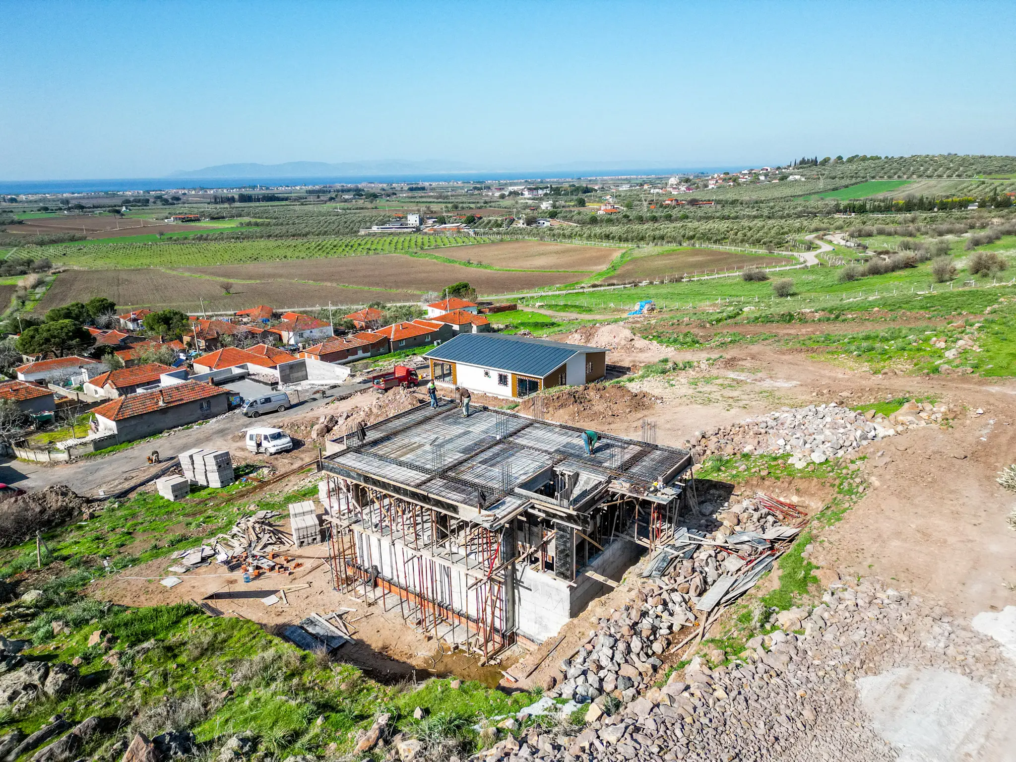 Hayalinizdeki Ege yazlığını inşa edebileceğiniz Aqua Dikili projesindeki müstakil tapulu bir arsanın havadan görünümü.