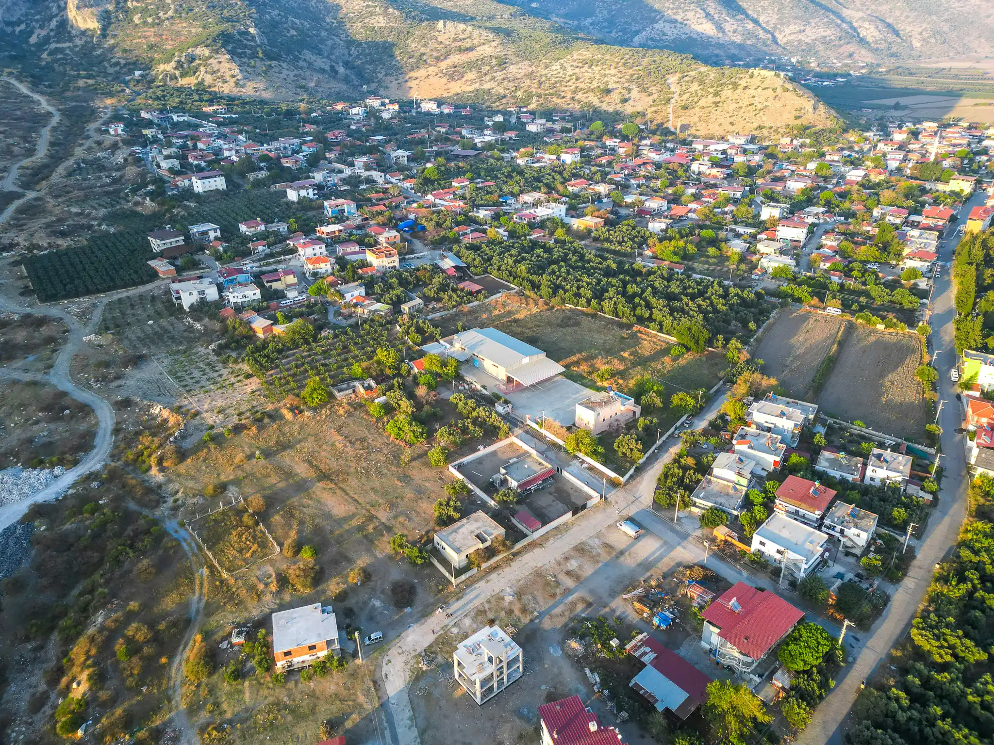 Atburgazı projesinde yapılabilecek Ege mimarisine uygun taş ev ve müstakil bahçeli villa konsept örneği.