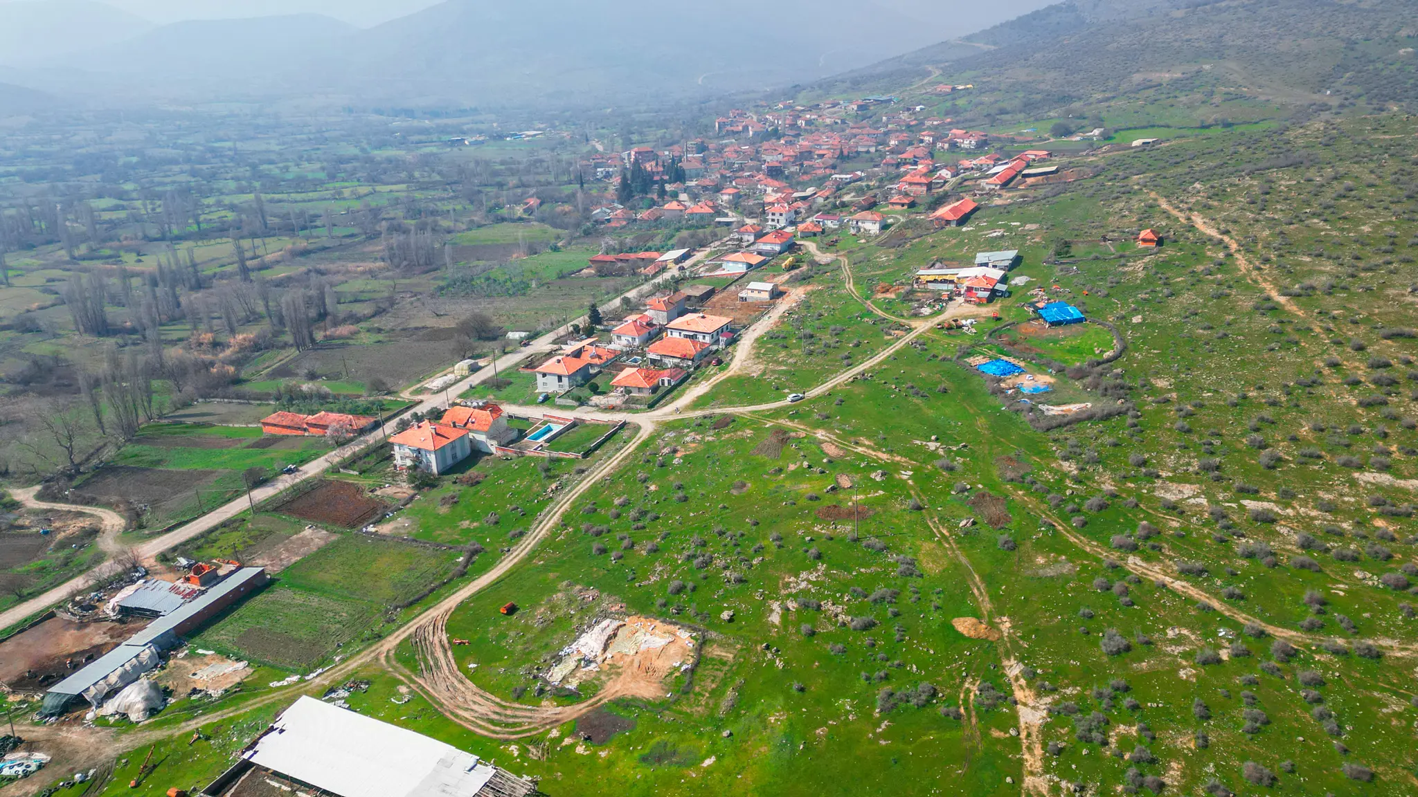 Balıkesir Sındırgı'daki Vista Armutlu projesinin, fıstık çamı ormanlarına bakan panoramik manzarası.