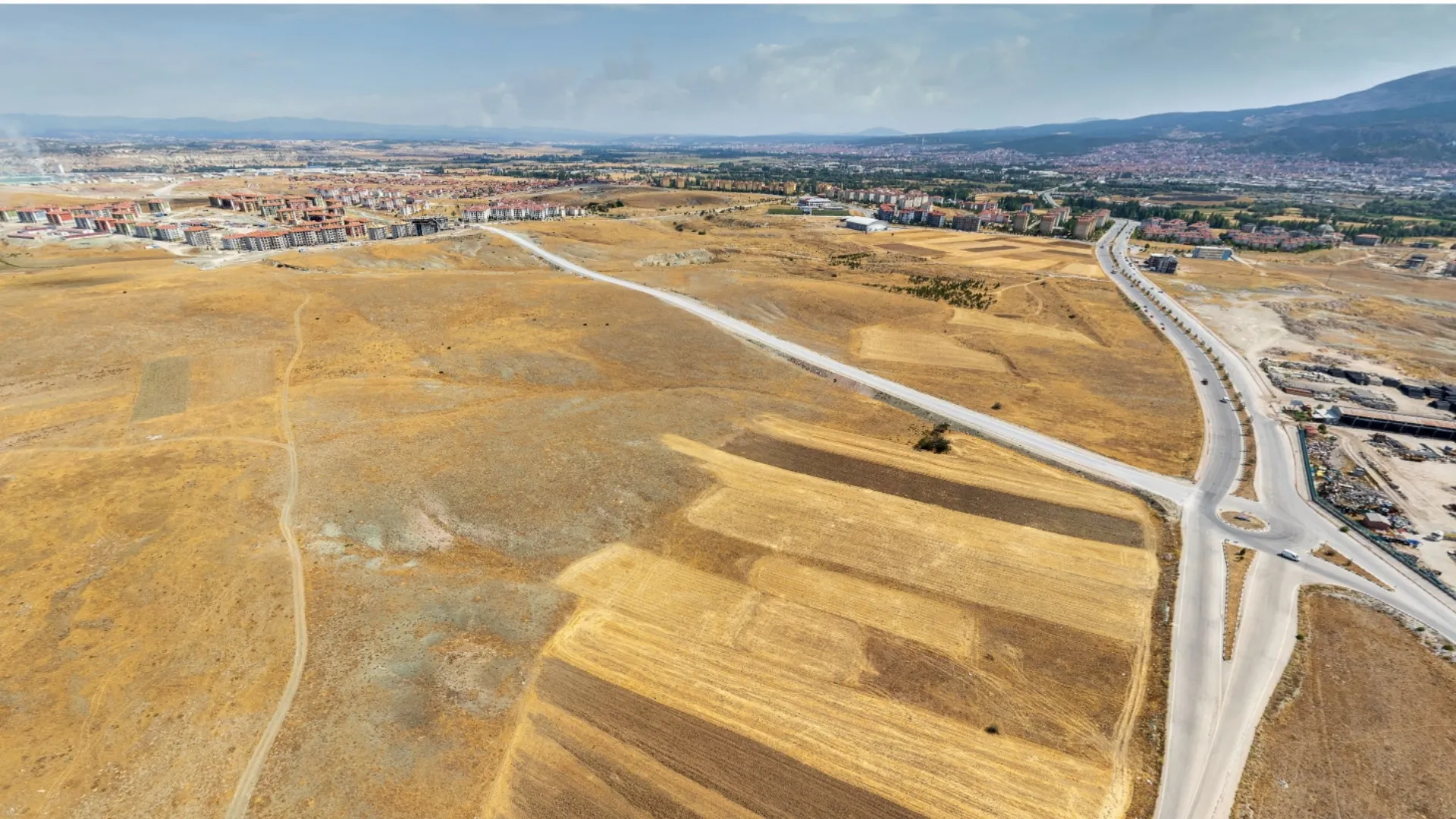 Proje arazisinin doğu yönünden çekilmiş, sabah güneşini alışını ve Organize Sanayi Bölgeleri yönünü gösteren drone fotoğrafı.