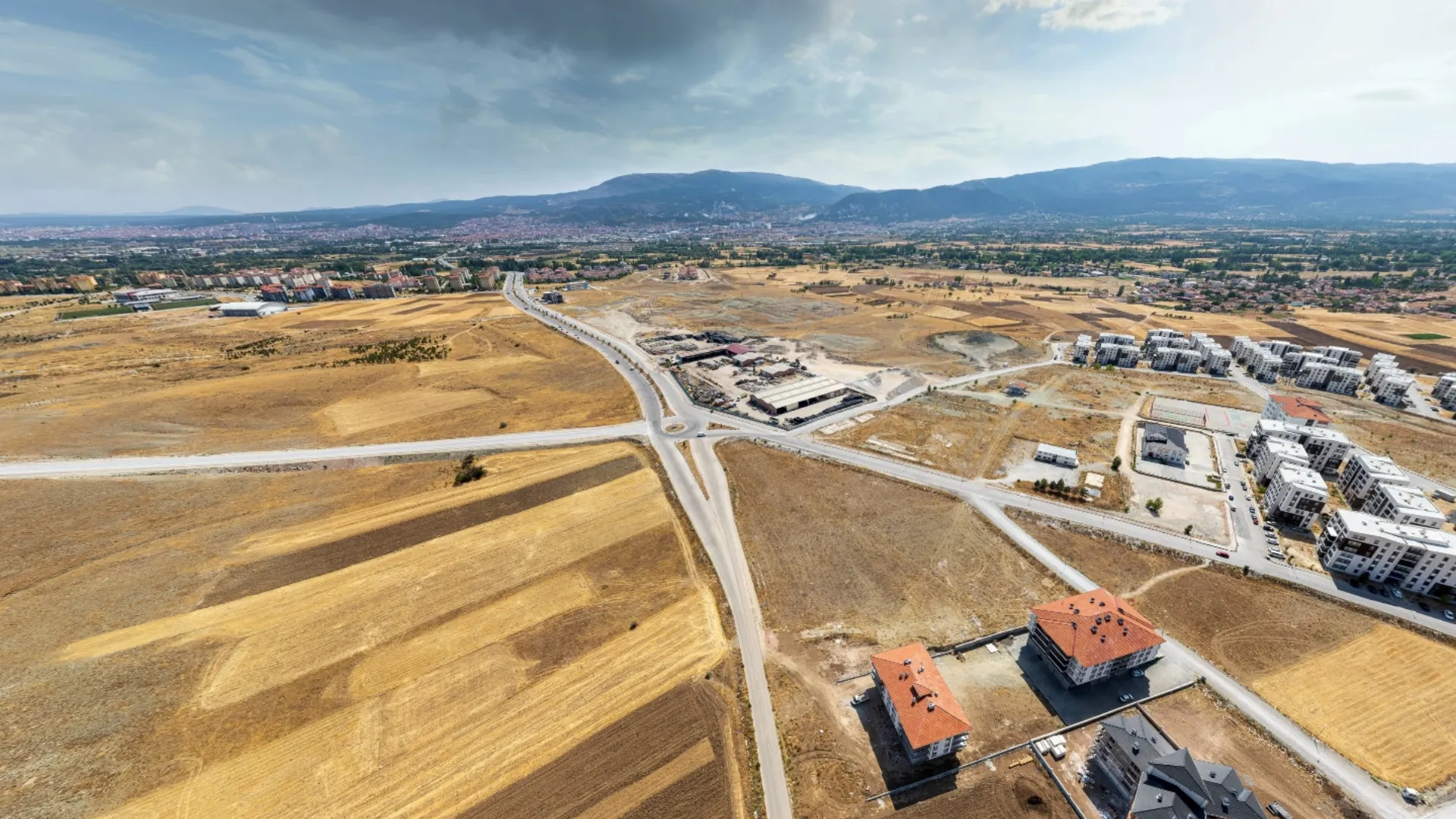 Proje alanının yanından geçen imar yolunu ve arazinin yola olan cephesini gösteren drone fotoğrafı.