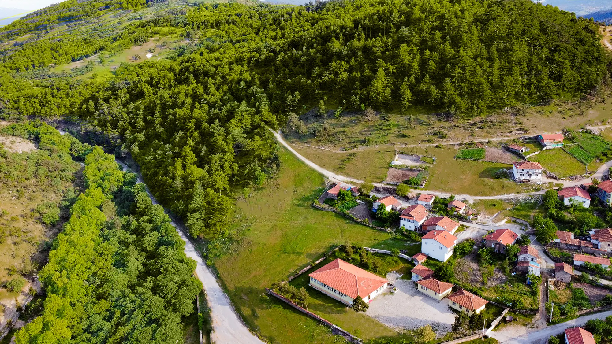 Dört mevsim boyunca tertemiz havasını hissedebileceğiniz Delice Zirve projesinin yemyeşil doğası.