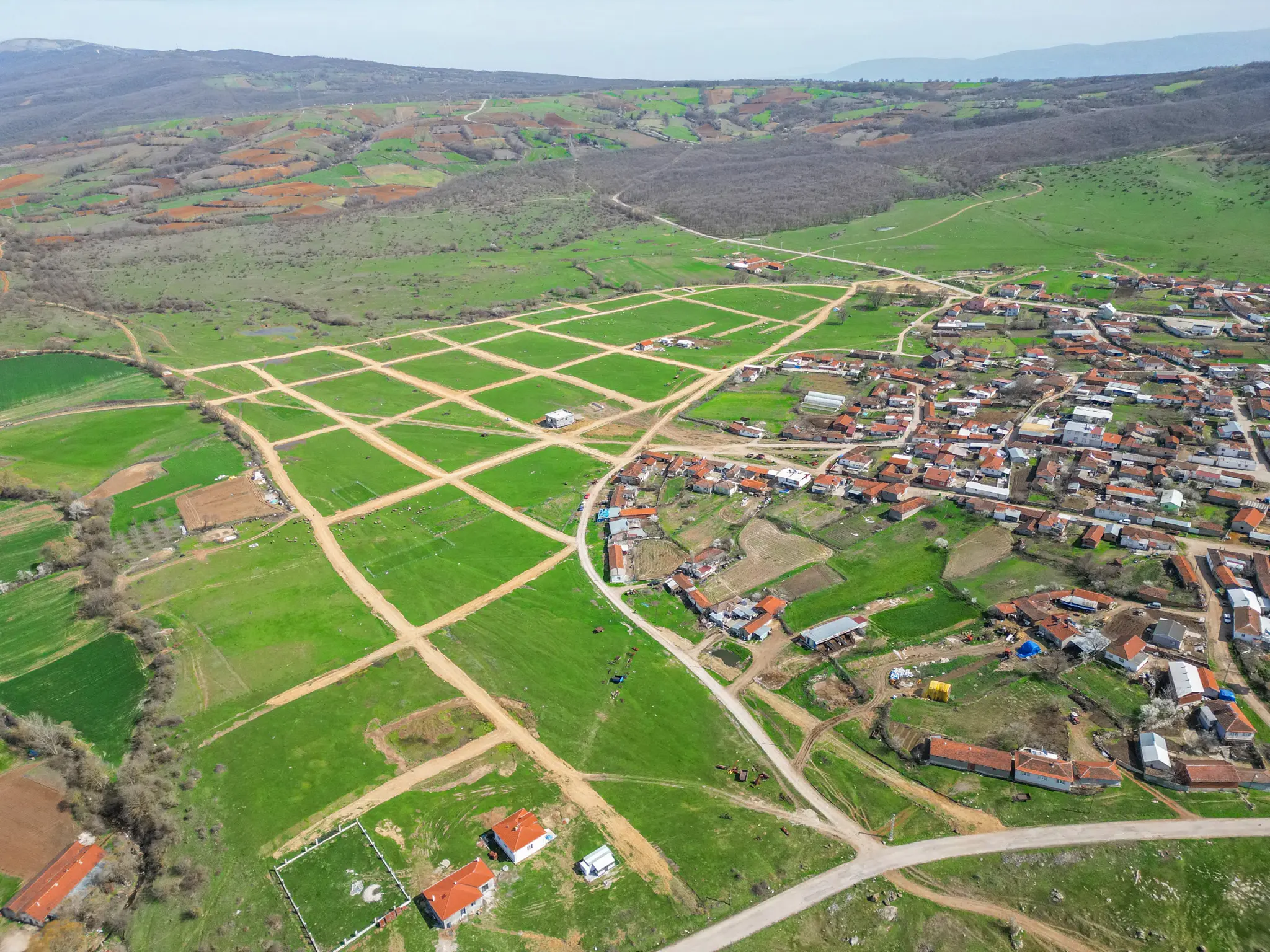 Dümdüz arazi üzerine kurulu, inşaata hemen başlanabilecek Teras Reşadiye parsellerinden birinin drone ile çekilmiş detayı.