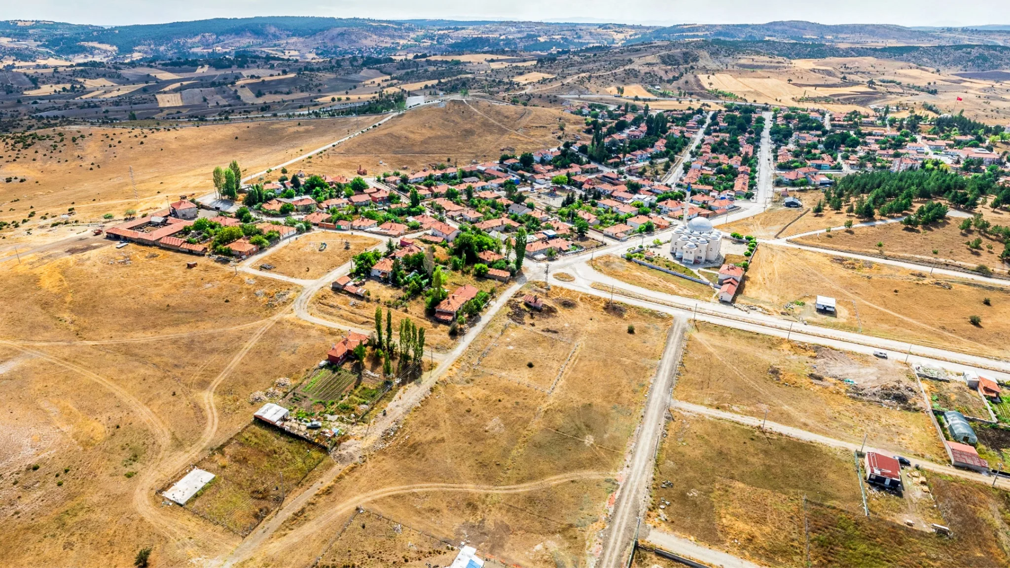 Ana yollara yakınlığı ve lojistik avantajıyla dikkat çeken Seyitömer arsa projesinin geniş açılı drone görseli.