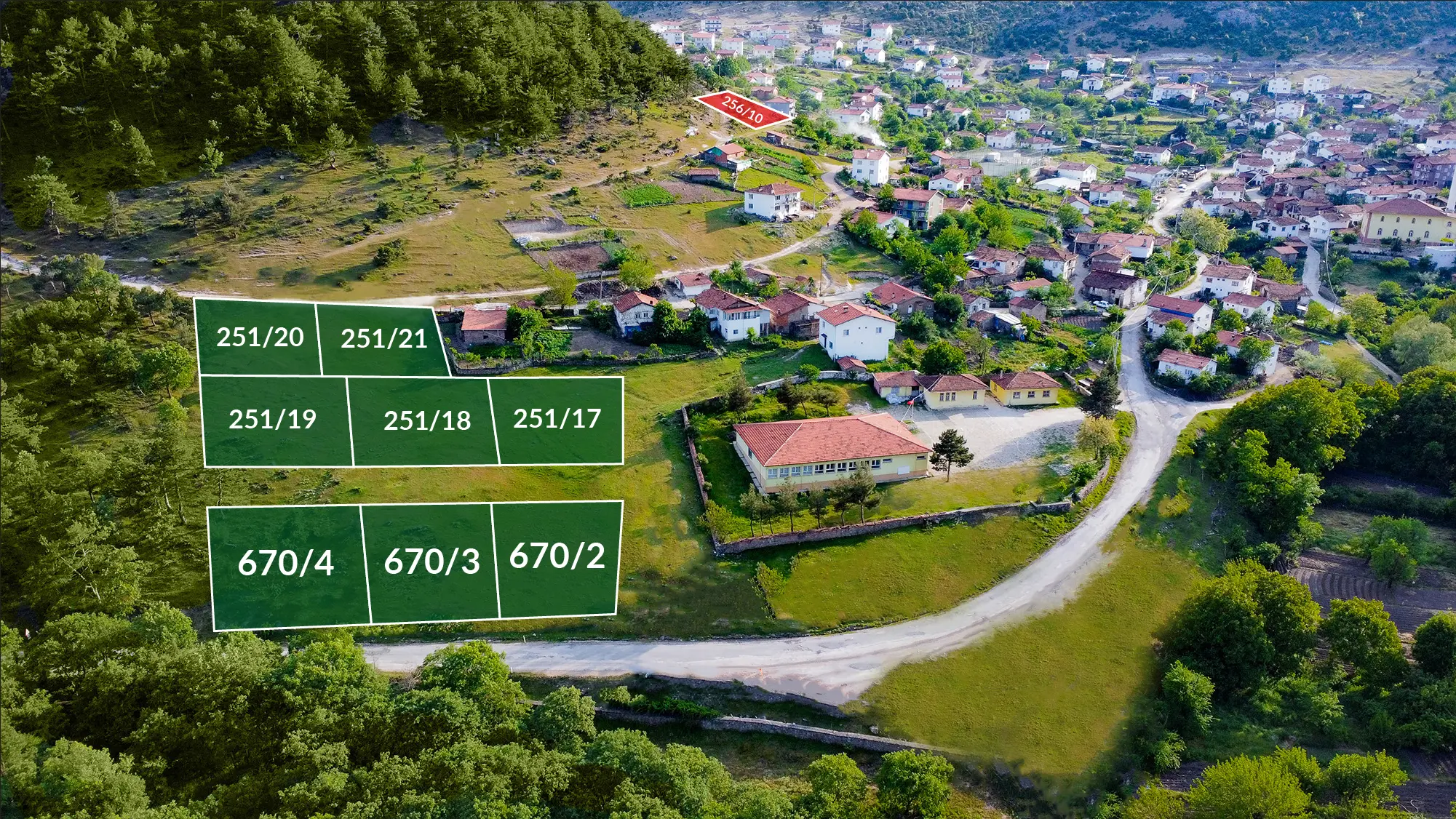 Delice Zirve projesinin, köyün okuluna, marketine ve sağlık ocağına olan yürüme mesafesindeki konumunu gösteren kuş bakışı fotoğraf.