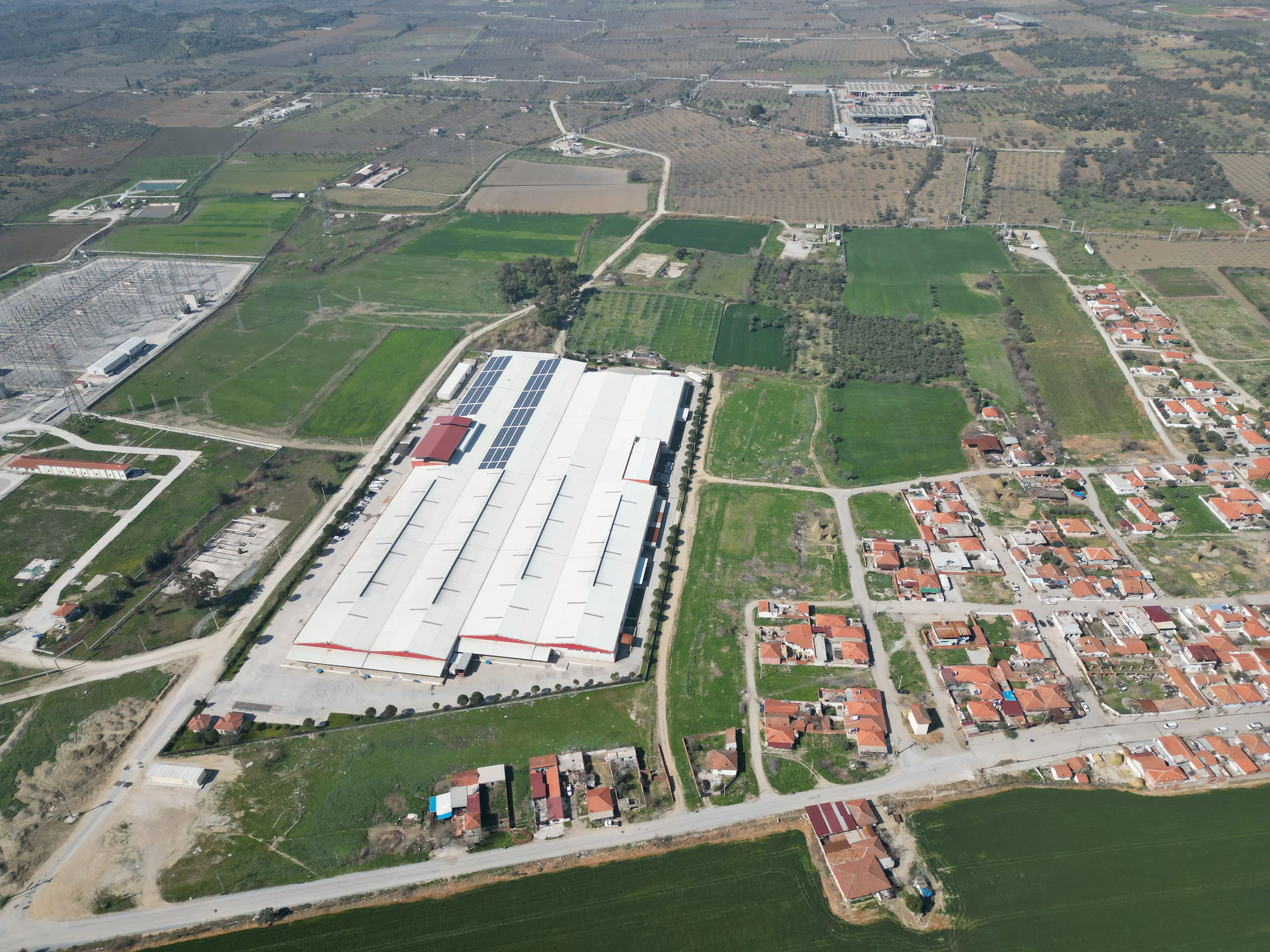 Germencik ilçe merkezini ve çevresindeki verimli toprakları kapsayan, Olivra Aydın proje arazisinin geniş açılı drone manzarası.